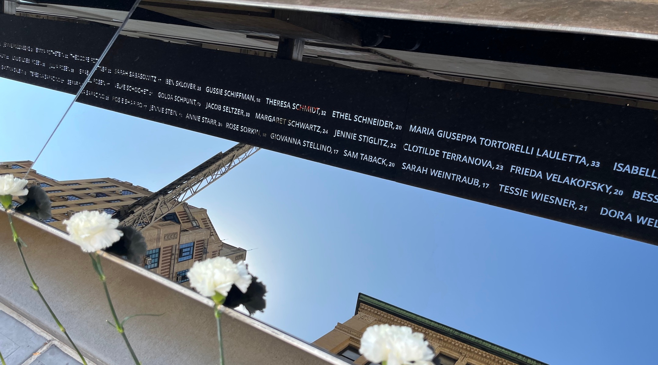 100 ans après l'incendie meurtrier de l'usine Triangle Shirtwaist, ses ouvriers juifs et italiens reçoivent un mémorial