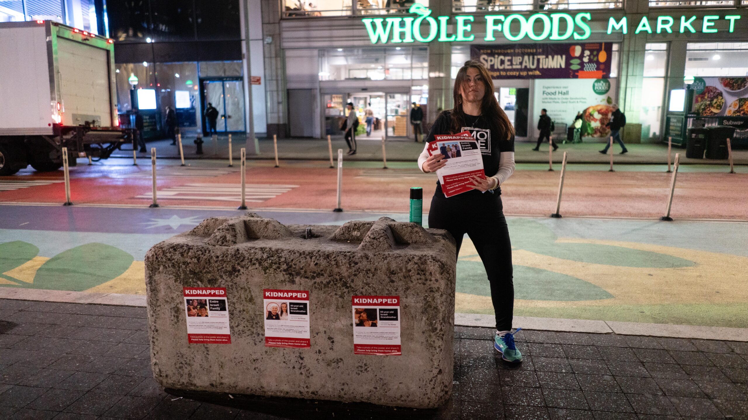 L'artiste israélien Ronit Levin Delgado à Union Square à New York, le 16 octobre 2023. (Luke Tress)