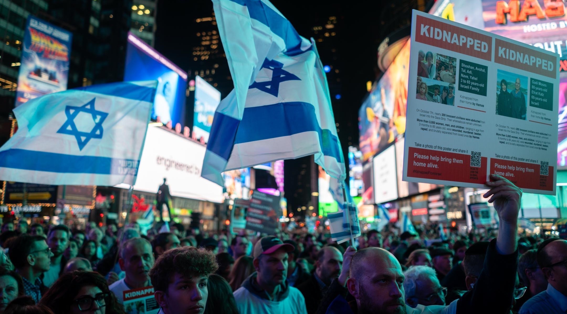 Des milliers de personnes se rassemblent à Times Square pour exiger la libération des otages du Hamas
