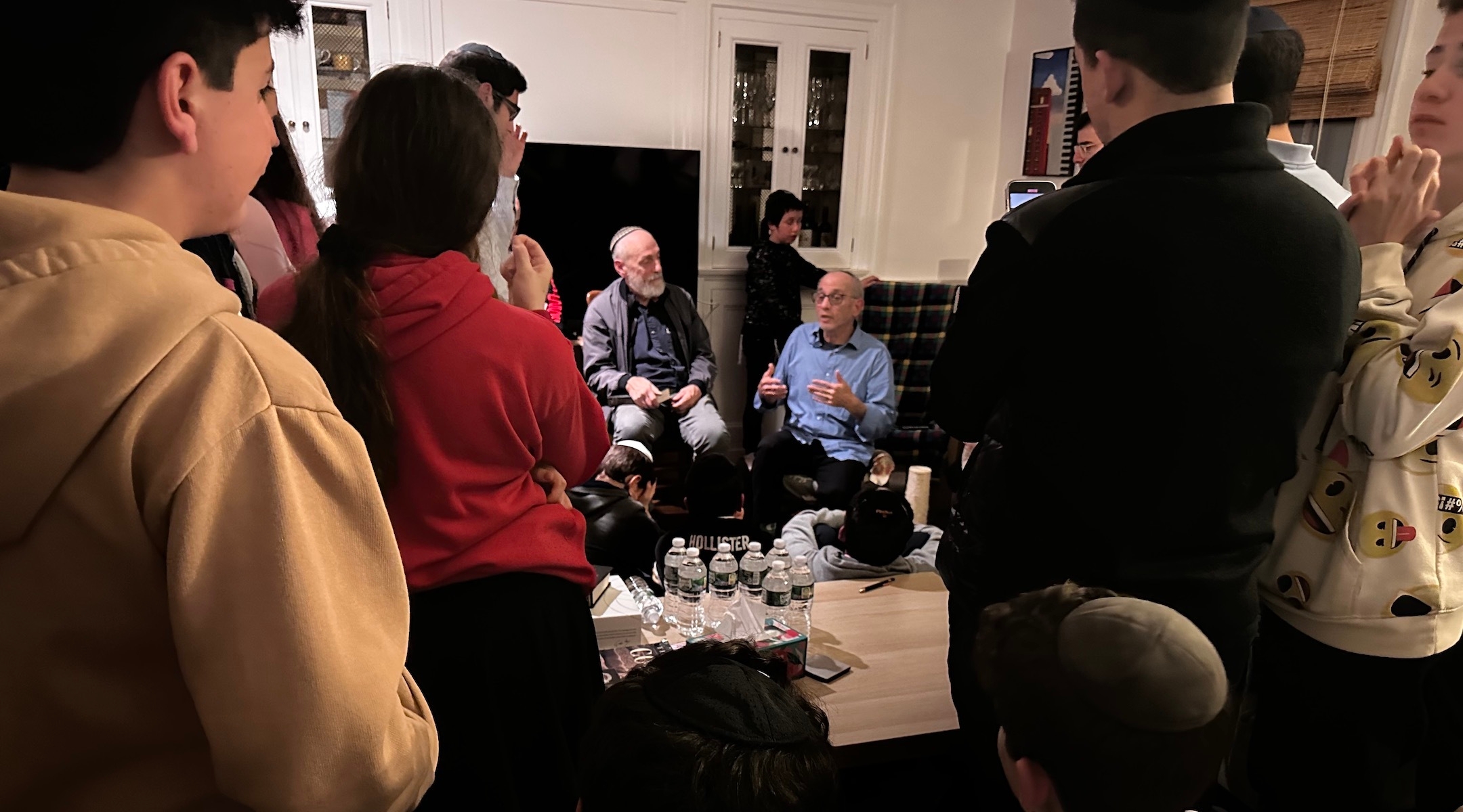 Ces élèves de 4ème du Bronx ont voyagé 4 heures pour rendre un appel shiva à la famille de 2 Israéliens assassinés par le Hamas