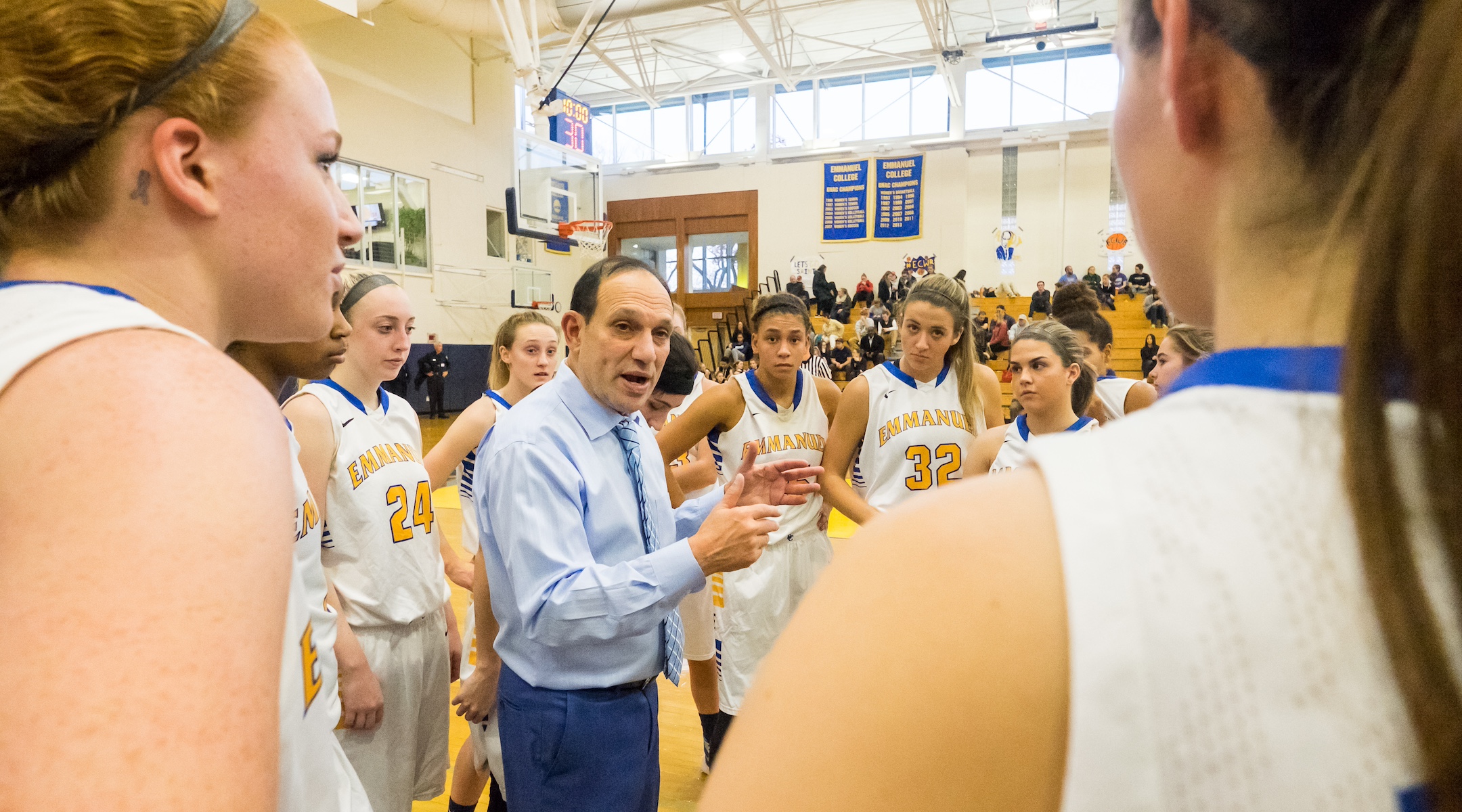 Après 47 ans et 900 victoires, cet entraîneur juif de basket est une légende dans son collège catholique