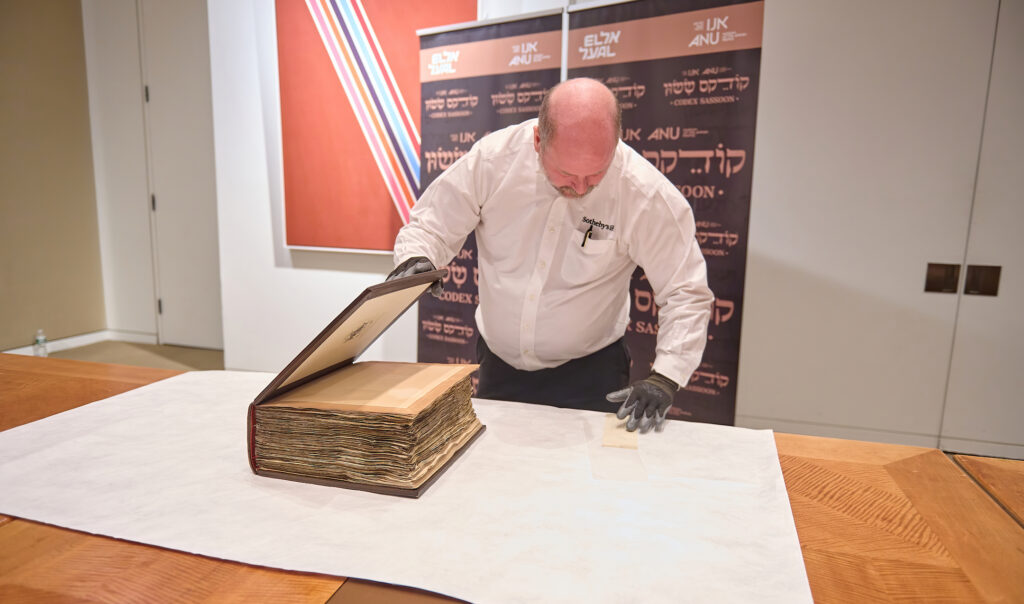 Comment emballer une Bible hébraïque de 38,1 millions de dollars pour son voyage de New York à Israël ?  Soigneusement.