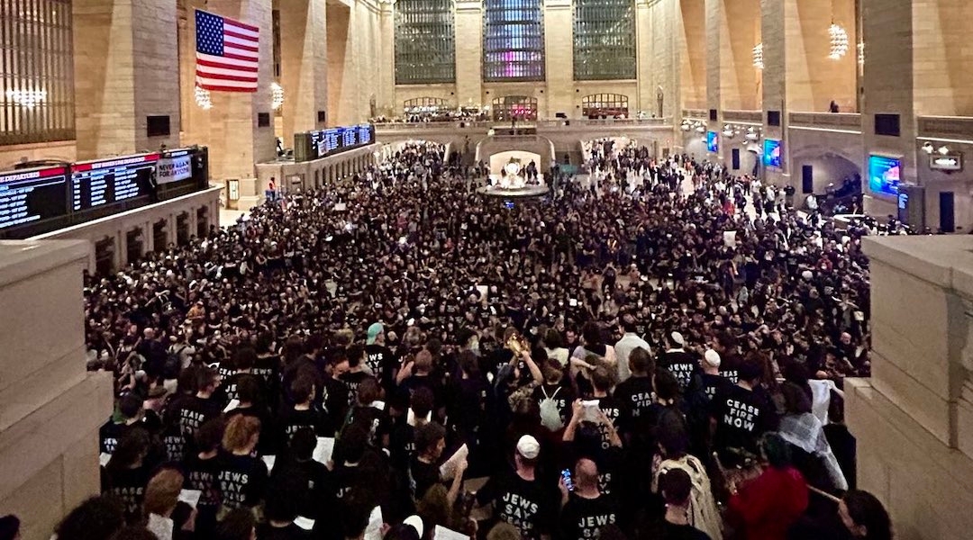 Protesters crowd Grand Central Station on Friday, Oct. 27, 2018. (JVP/X)