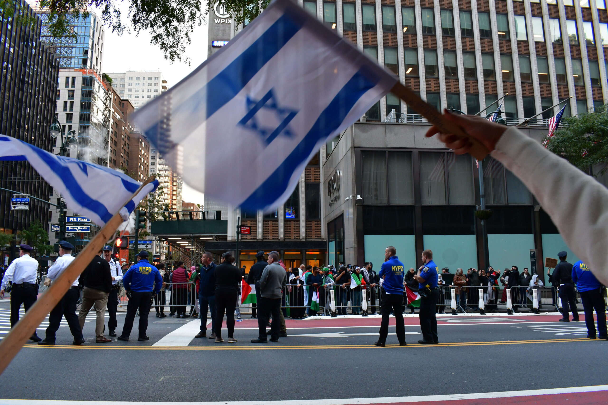 Des manifestants pro-israéliens et pro-palestiniens s'affrontent dans les rues de Manhattan après l'attaque du Hamas contre Israël