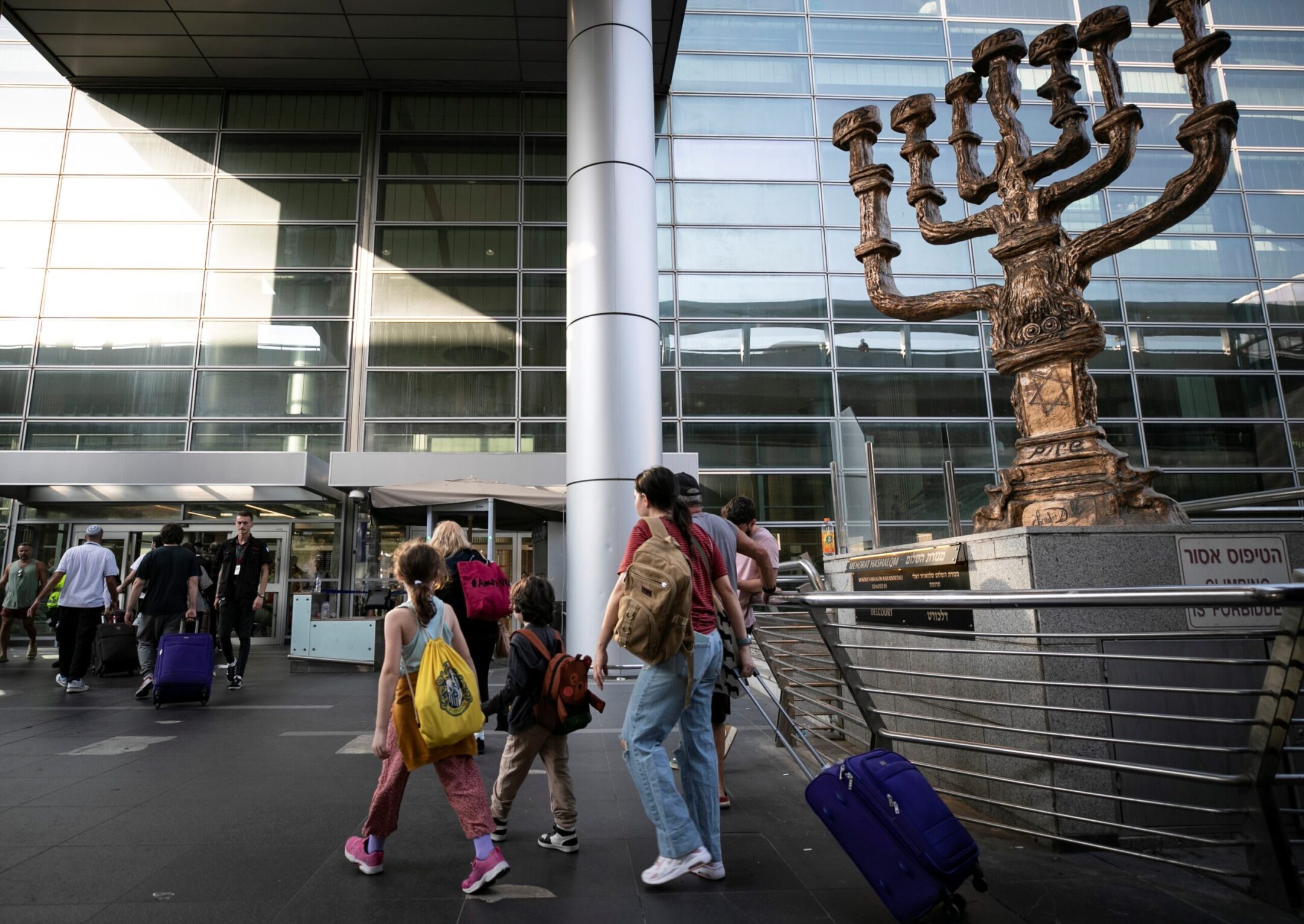 L'Argentine, le Canada et d'autres pays prévoient des ponts aériens pour aider leurs citoyens à quitter Israël déchiré par la guerre