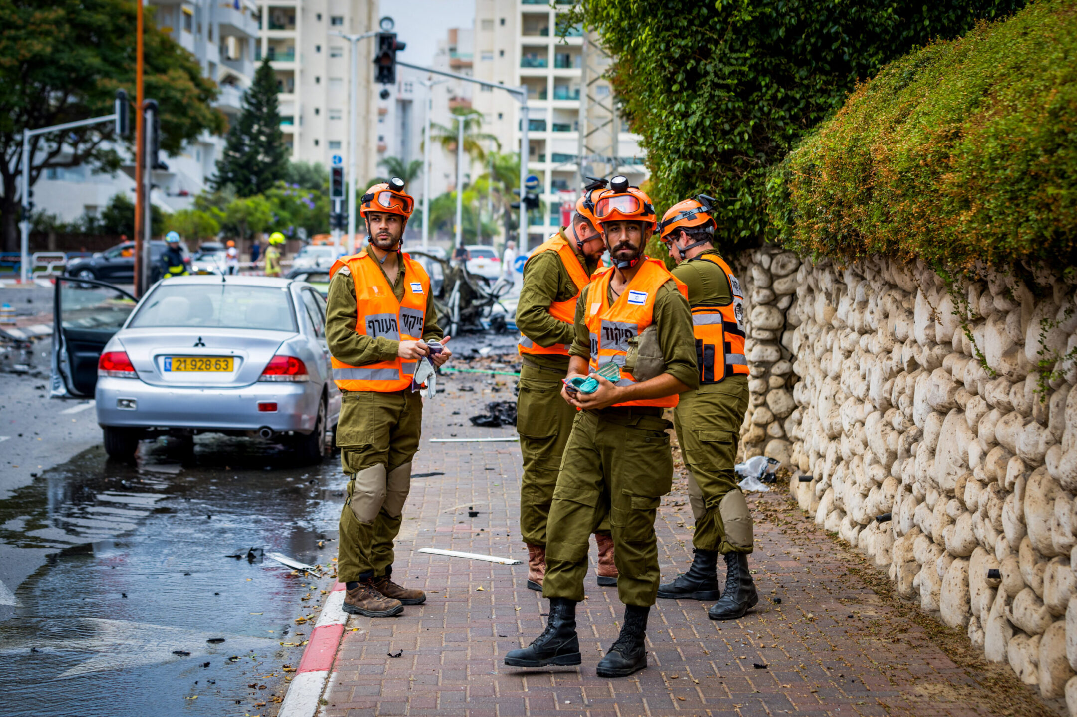 Le bilan s'élève à 800 morts, Tsahal reprend le contrôle des villes frontalières alors que l'attaque du Hamas entre dans son troisième jour ;  Un « siège complet » de Gaza est prévu