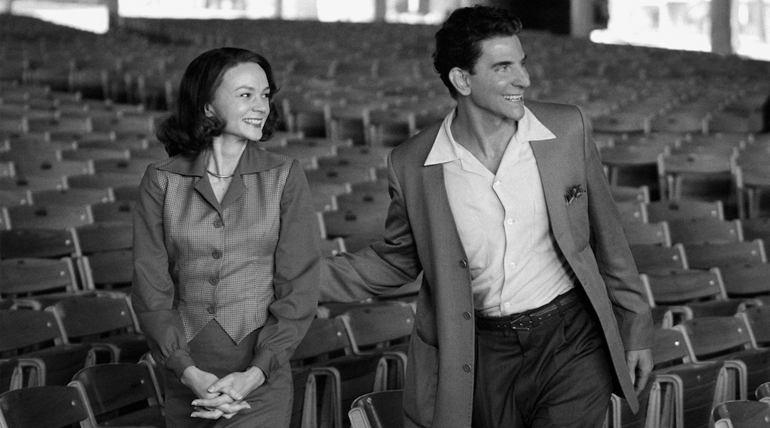 Le biopic de Leonard Bernstein « Maestro » a été en proie à la controverse « Jewface ».  De nombreux fans juifs s’en moquent.