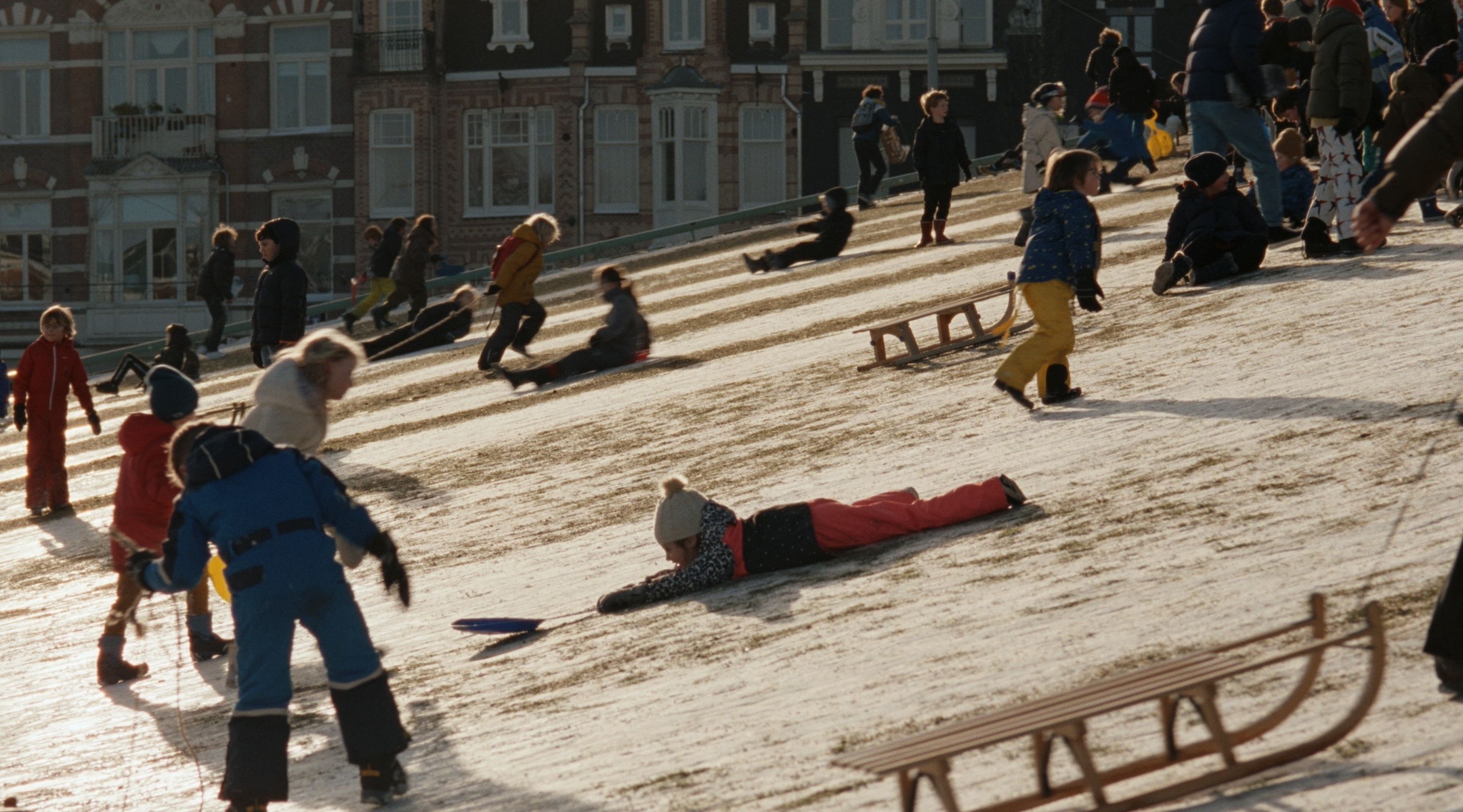 Le célèbre cinéaste non juif Steve McQueen reçoit des applaudissements pour un documentaire de 4 heures sur le thème de l'Holocauste