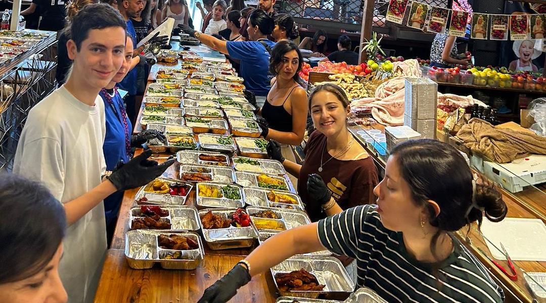 « Mes pires cauchemars » : la santé mentale des adolescents israéliens est mise à rude épreuve dès les premiers jours de la guerre