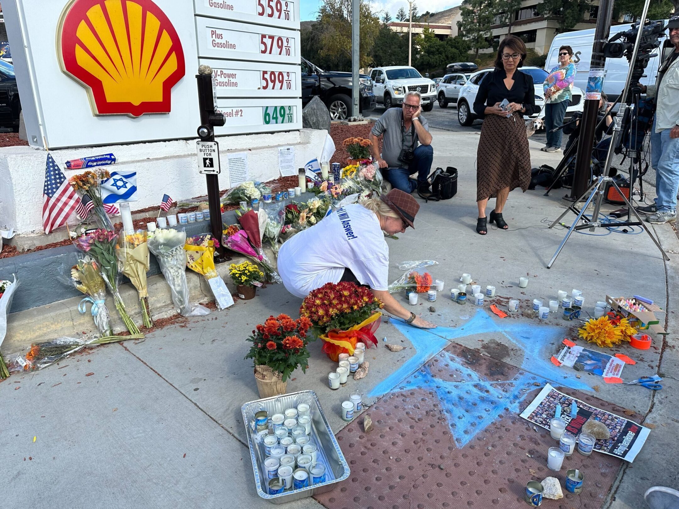 Fleurs, bougies et colère au coin d’une rue de Los Angeles où un manifestant juif pro-israélien a été tué
