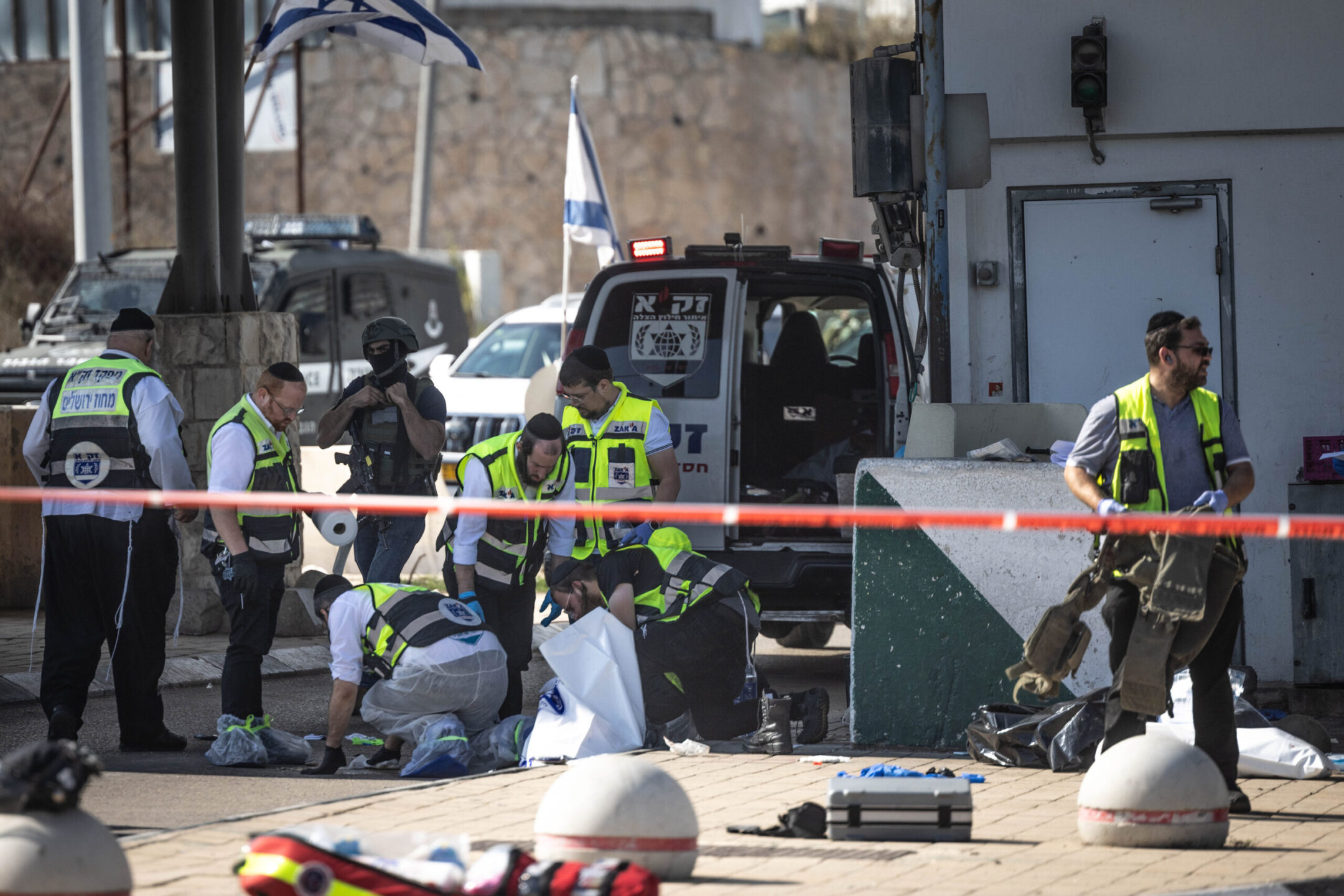 1 mort et 5 blessés dans une fusillade au poste de contrôle de Jérusalem avec de longues lignes de sécurité