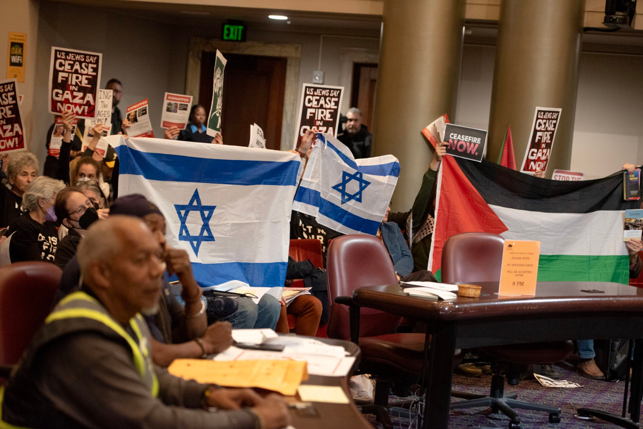 Le conseil municipal d’Oakland rejette la tentative de dénoncer le Hamas alors que les orateurs publics lacèrent Israël