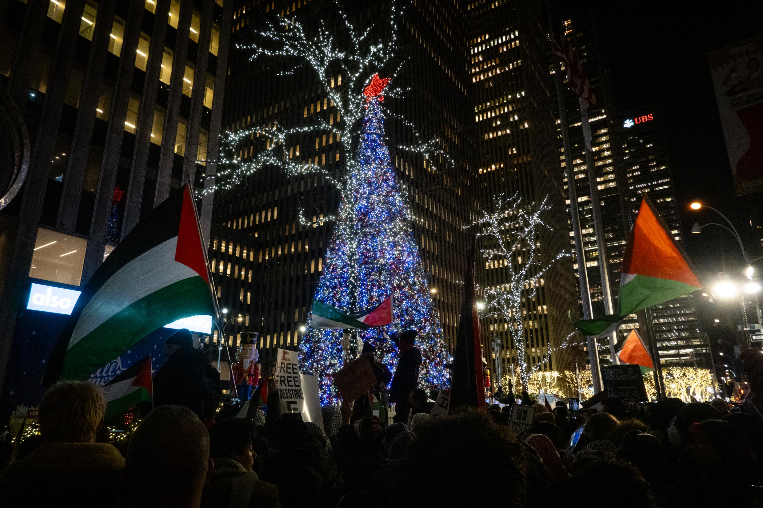 Des manifestants anti-israéliens organisent un rassemblement contre l’éclairage du sapin de Noël Rockefeller, à New York, le 29 novembre 2023. (Luke Tress)