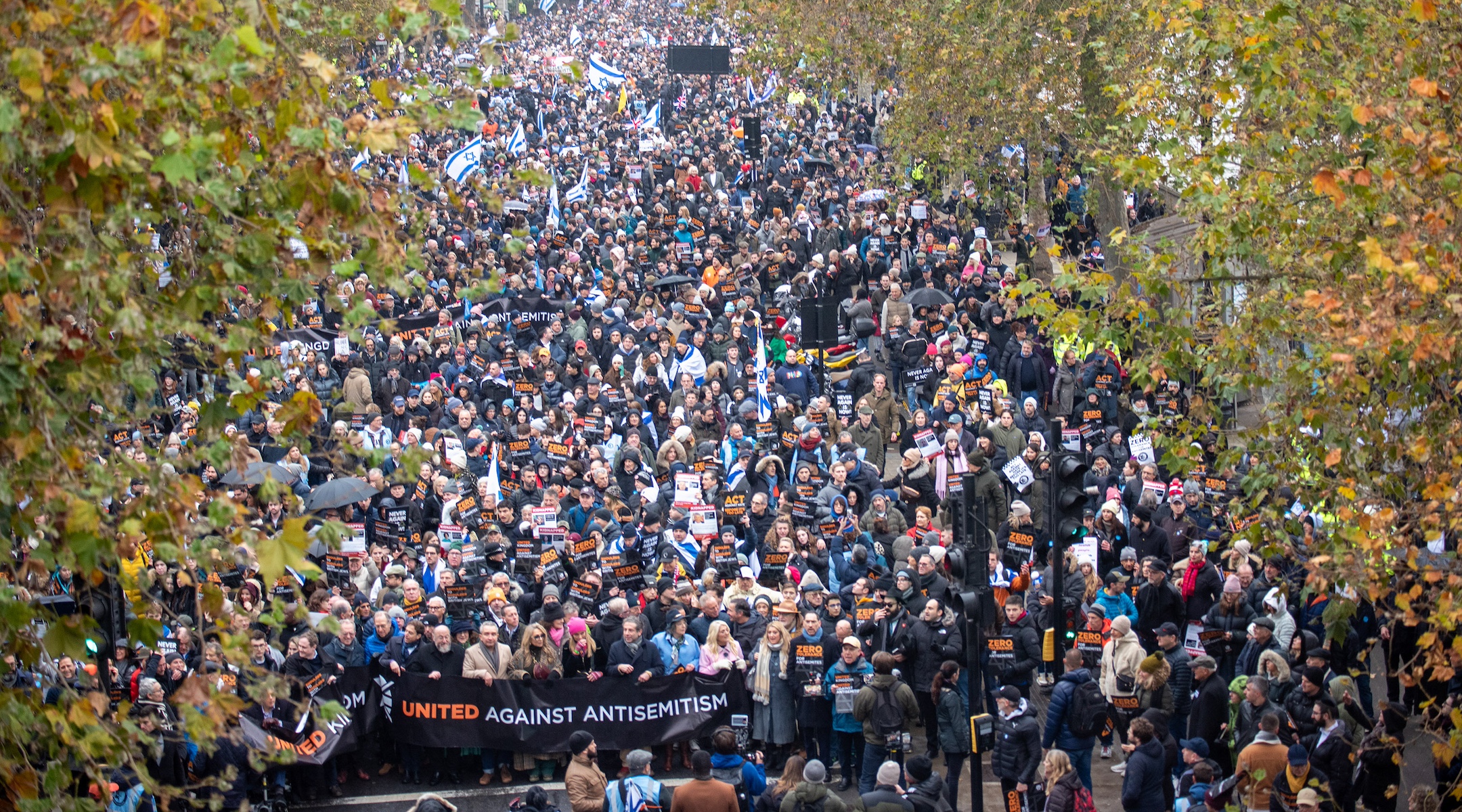 A Londres, des dizaines de milliers de personnes défilent lors du plus grand rassemblement contre l'antisémitisme depuis la Seconde Guerre mondiale