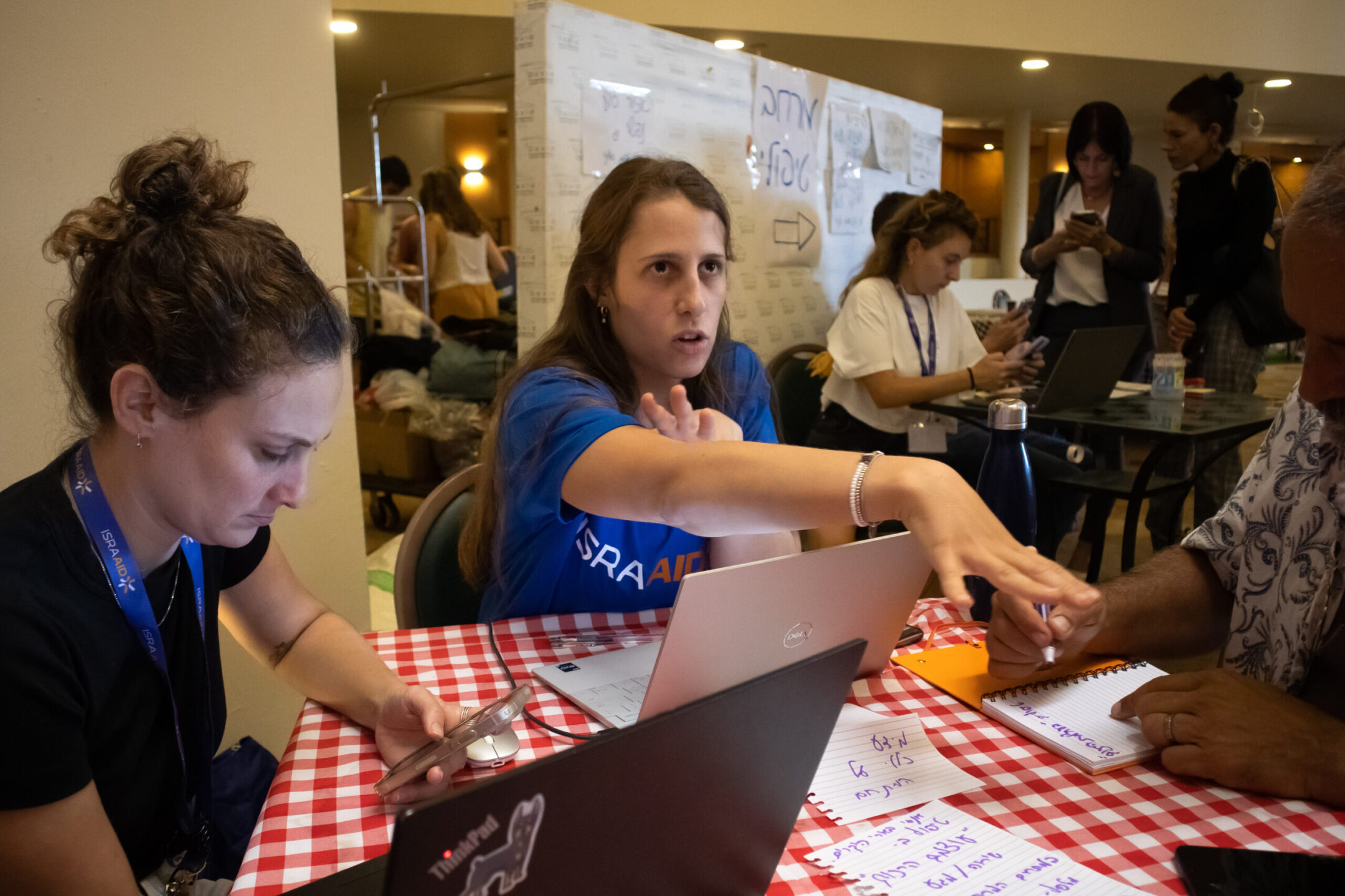 Créées pour aider lors de crises à l'étranger, ces organisations à but non lucratif israéliennes appliquent pour la première fois leur expertise dans leur pays.