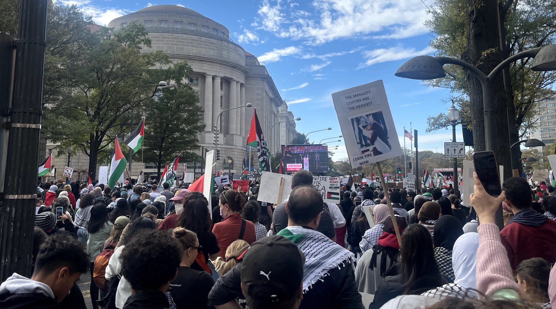 Des milliers de personnes à Washington manifestent en faveur des Palestiniens, certains scandant « Intifada » et se précipitant vers la clôture de la Maison Blanche