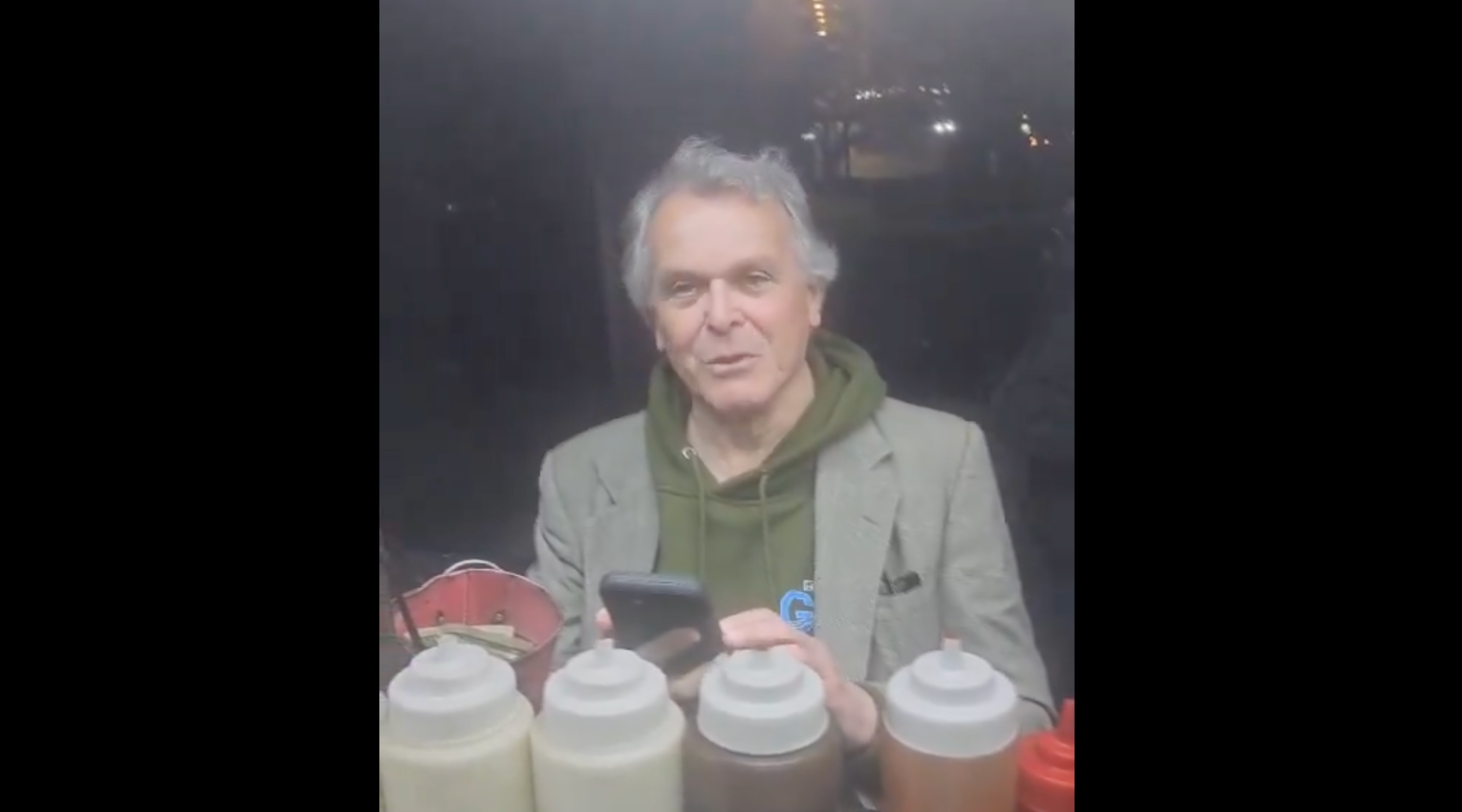 Les responsables de New York condamnent les propos islamophobes d'un ancien employé juif du Département d'État dans un chariot halal de l'Upper East Side