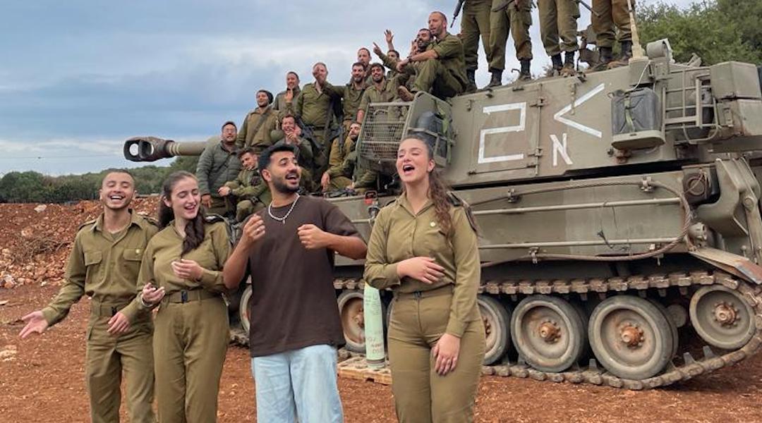 Comment la chanson peu connue d'un TikToker israélien est devenue la bande originale de retrouvailles émouvantes en temps de guerre