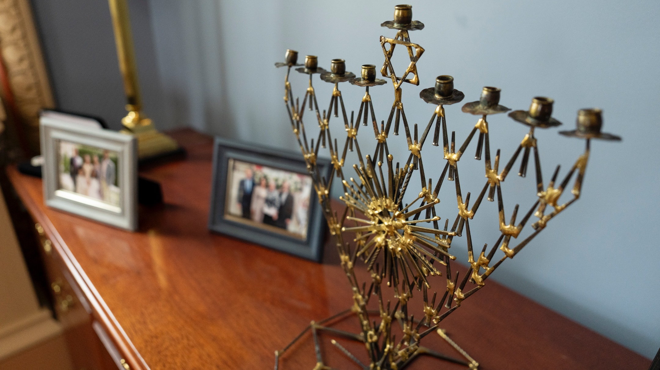 À Hanoukka, Kamala Harris et Doug Emhoff auront 3 menorahs qui représentent la joie et le traumatisme juifs