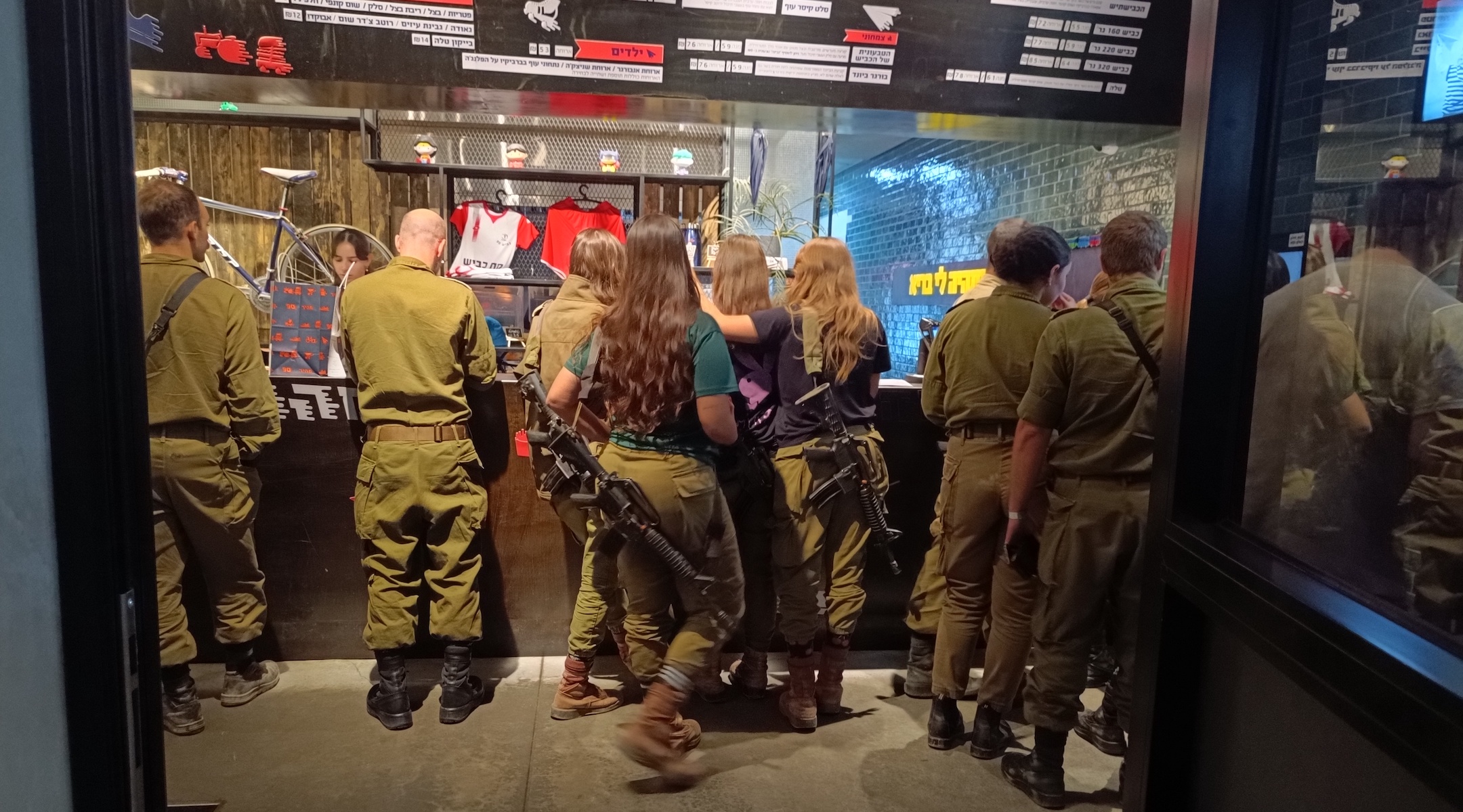 Des soldats font la queue en novembre 2023 sur une aire de repos du nord d'Israël qui propose des tarifs réduits aux troupes.  (Eliyahu Freedman)