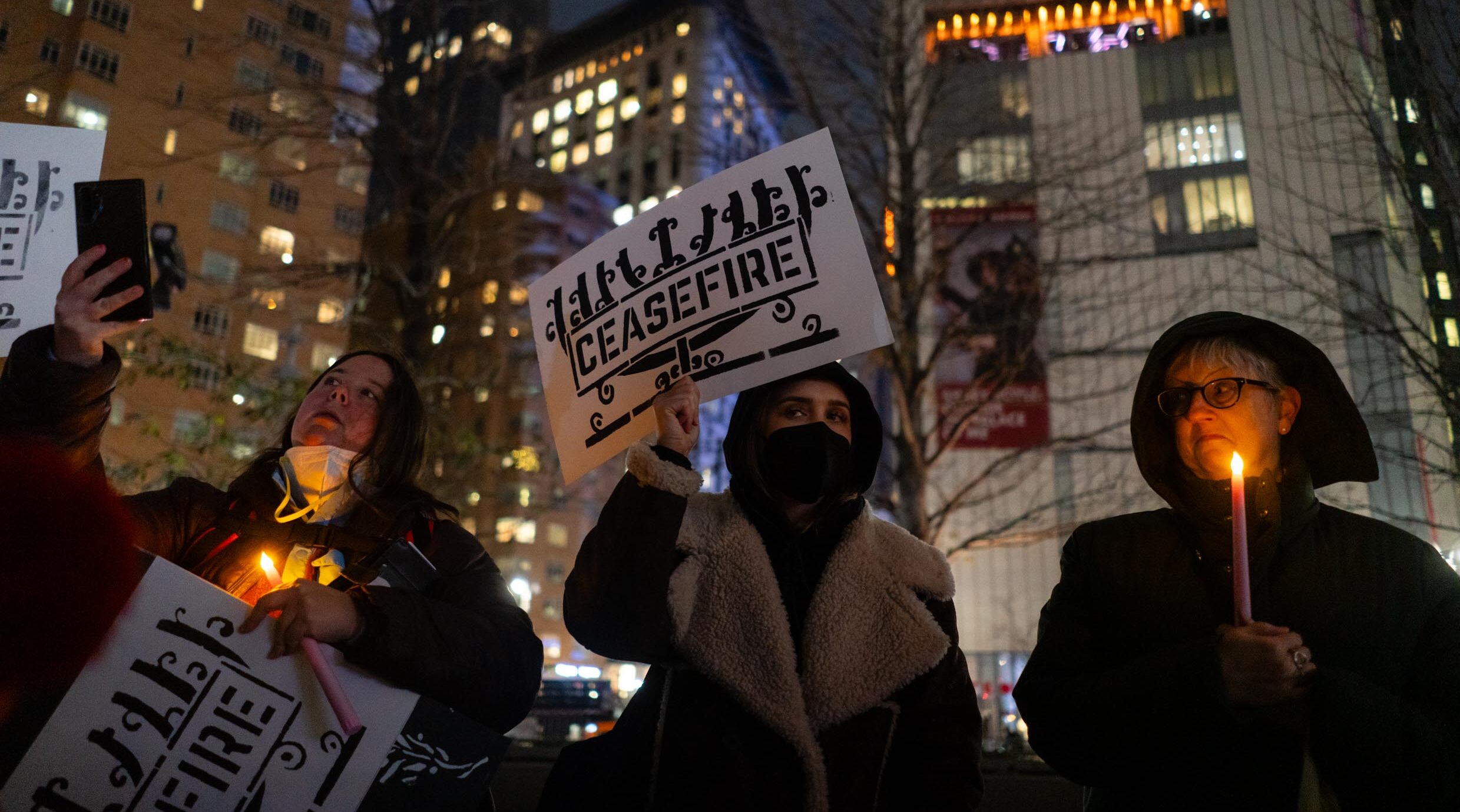 Des militants de gauche se rassemblent en soutien à un cessez-le-feu entre Israël et le Hamas lors de la première nuit de Hannukah à Columbus Circle, à New York, le 7 décembre 2023. (Luke Tress)