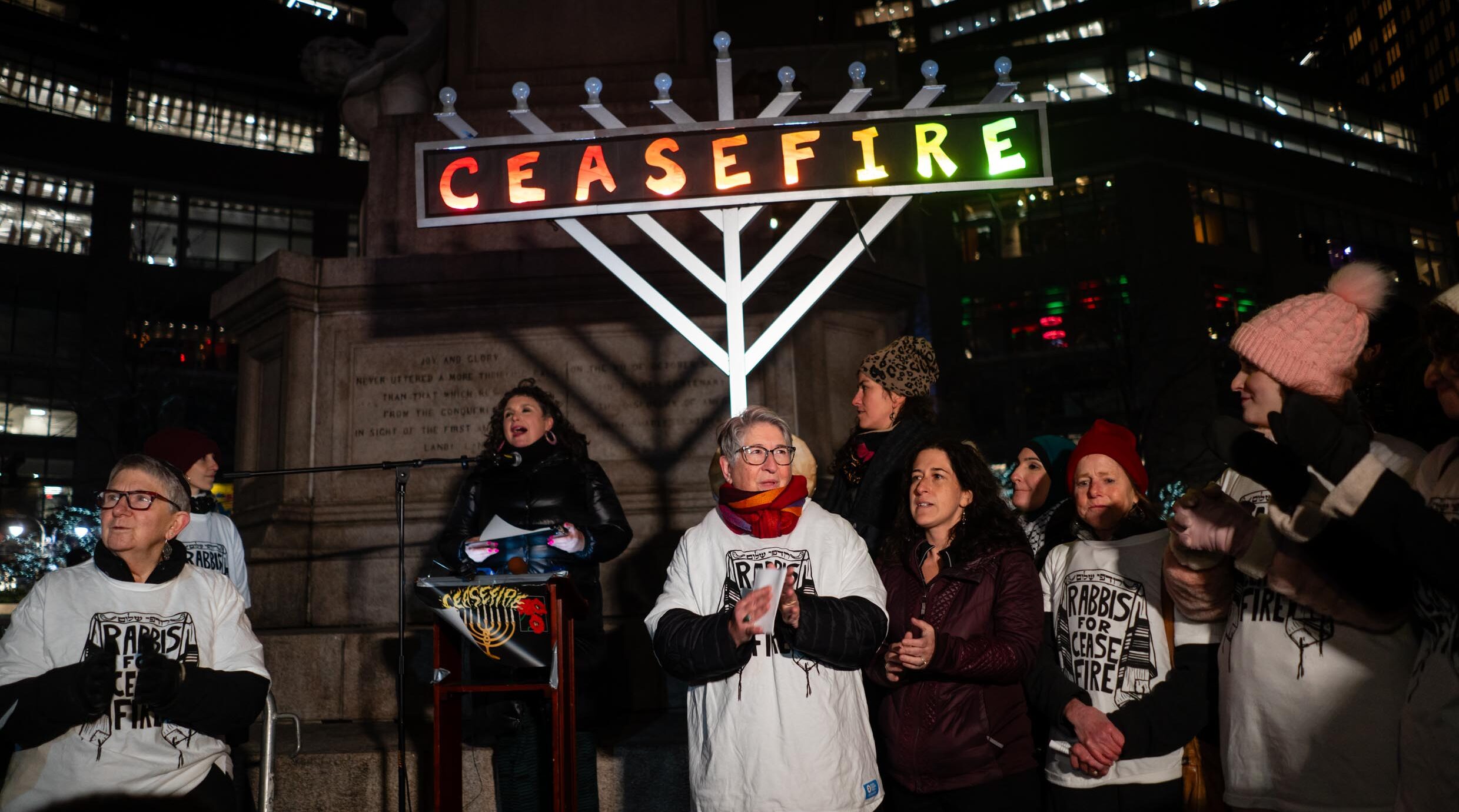 Les Juifs de gauche inaugurent Hanoukka à New York avec un rassemblement exigeant un cessez-le-feu et pleurant les victimes de Gaza