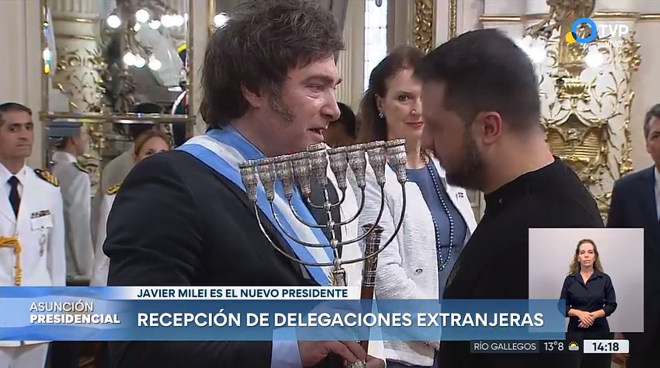 Javier Milei cite l'histoire de Hanoukka et donne la menorah à Zelensky lors de son investiture en tant que président argentin