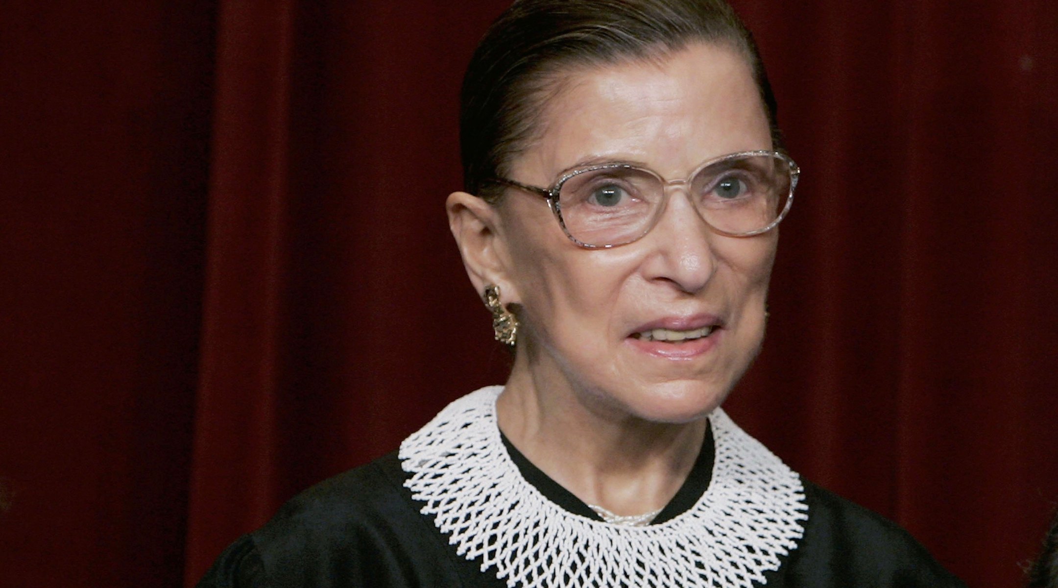 Façonner le féminisme : une exposition de photographies explore la signification des colliers de Ruth Bader Ginsburg