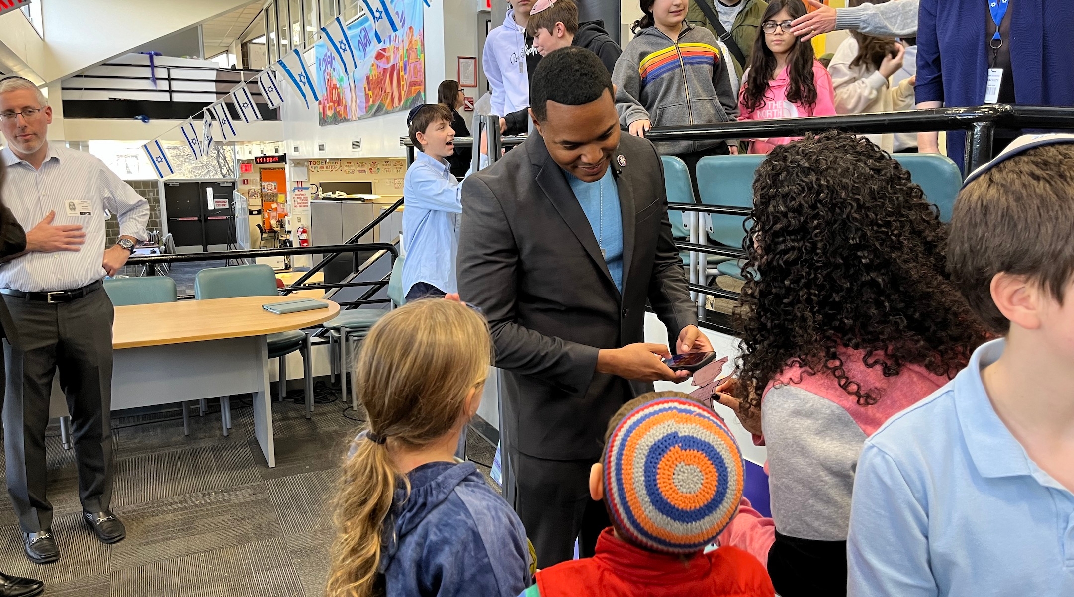 Un jour après avoir été chahuté pour ses opinions sur Israël, Ritchie Torres est accueilli en héros à l'école juive du Bronx