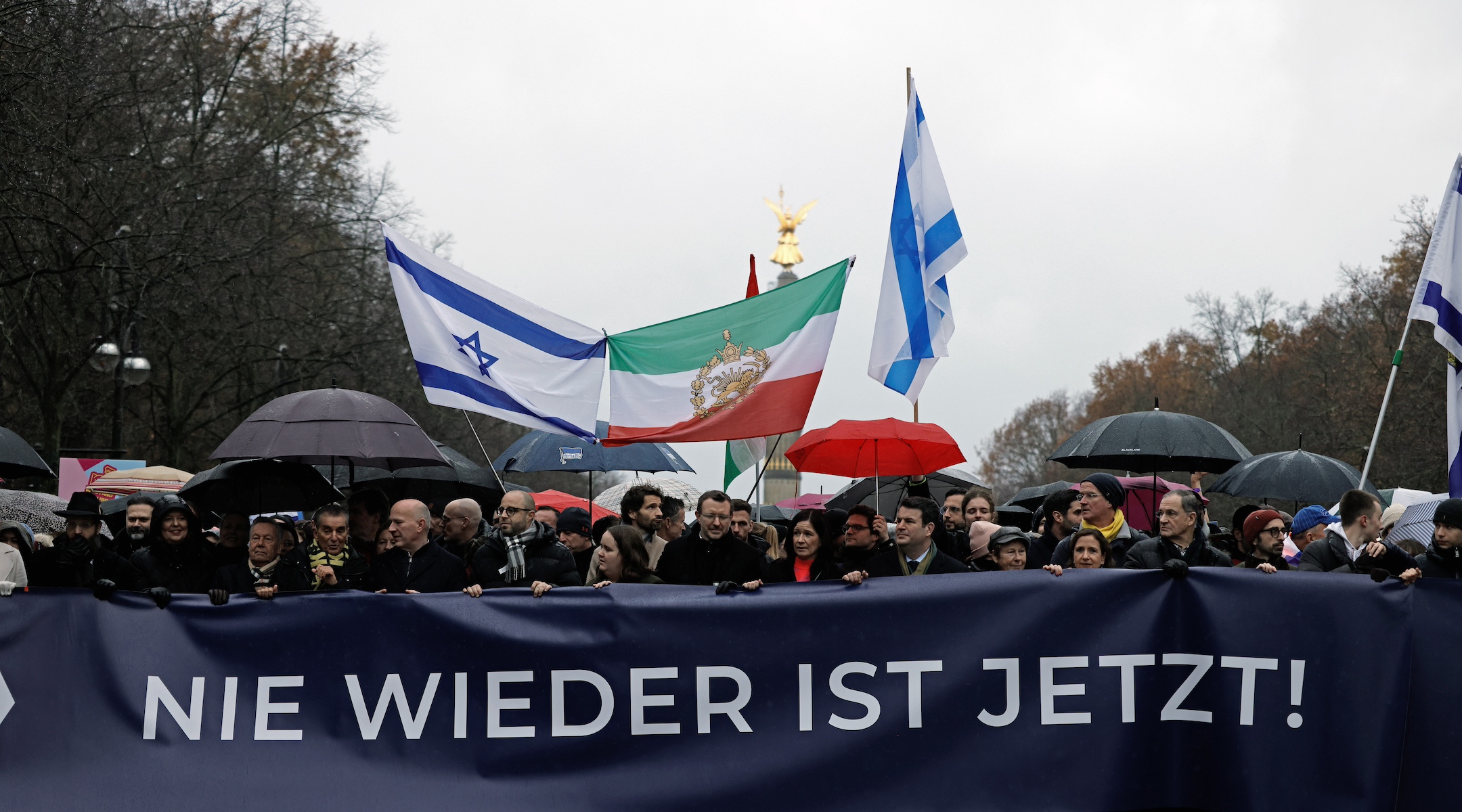 Des milliers de juifs et non-juifs manifestent contre l’antisémitisme à Berlin