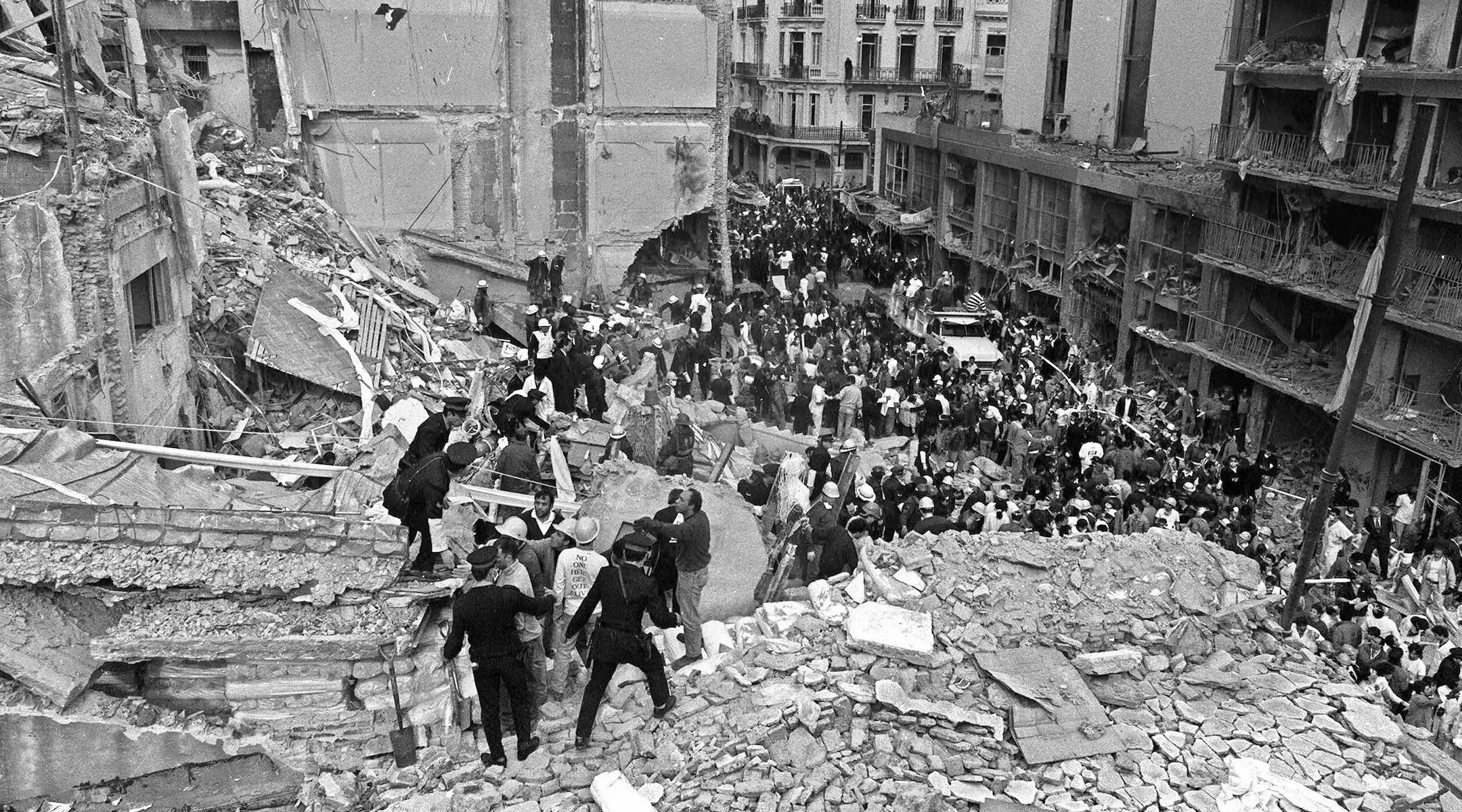 Une fausse alerte à la bombe frappe le centre juif de Buenos Aires où 85 personnes sont mortes lors d'un attentat à la bombe en 1994