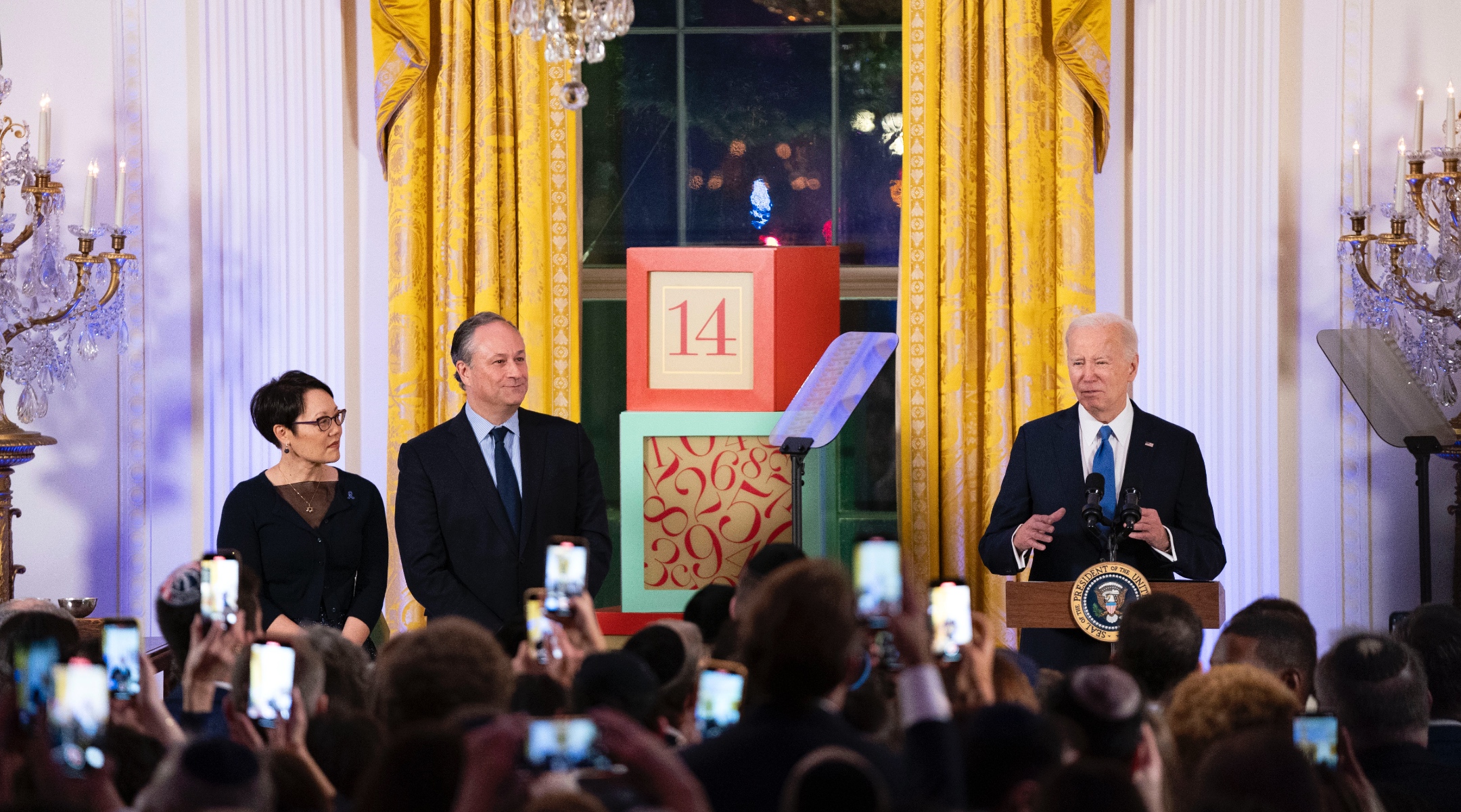 « Une flamme de foi qui perdure » : le parti de Biden pour Hanoukka se concentre sur le massacre du 7 octobre