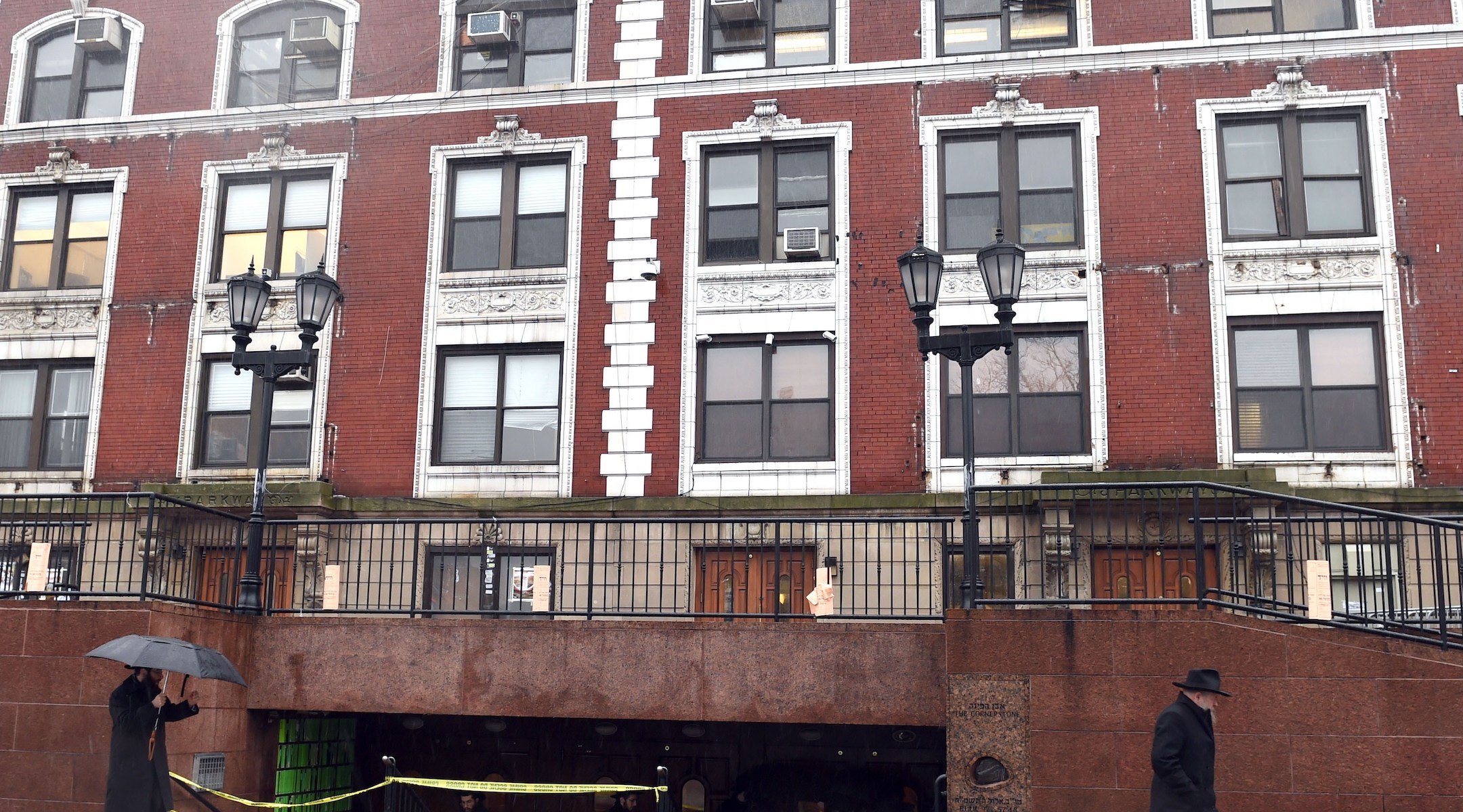 12 personnes arrêtées alors qu'une bagarre éclate autour d'un tunnel au siège de Habad