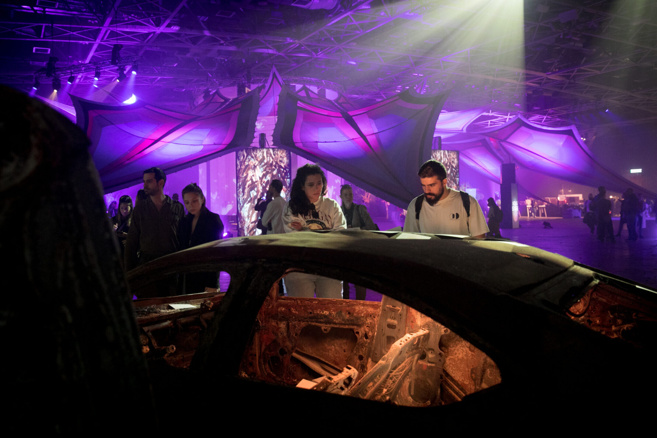 Une exposition à Tel Aviv recrée le site du massacre de Nova avec précision, avec pour objectif la guérison