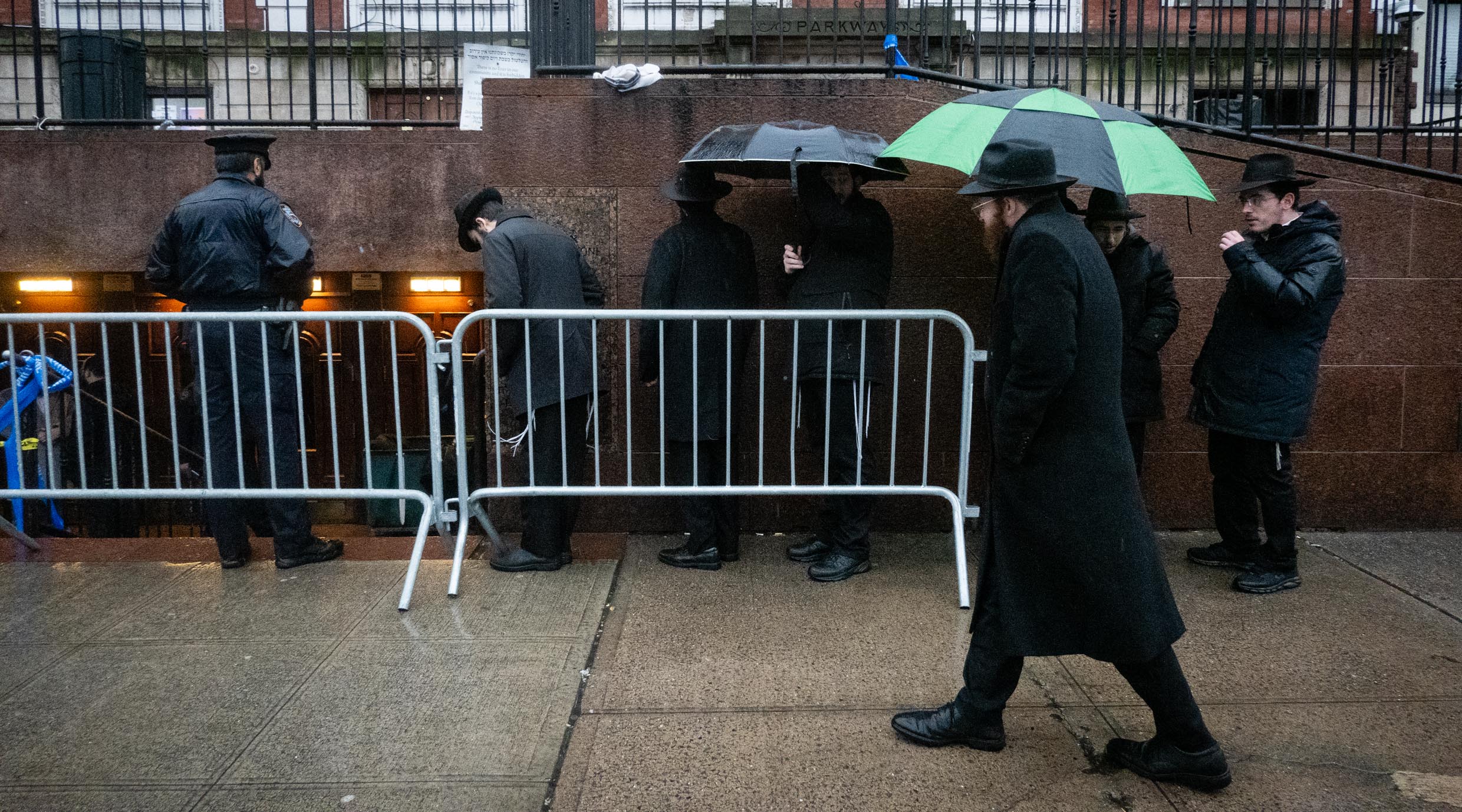 Des fidèles font la queue pour récupérer des objets dans une salle de stockage à l’extérieur de la synagogue principale du siège de Habad, le 9 janvier 2024. (Luke Tress)