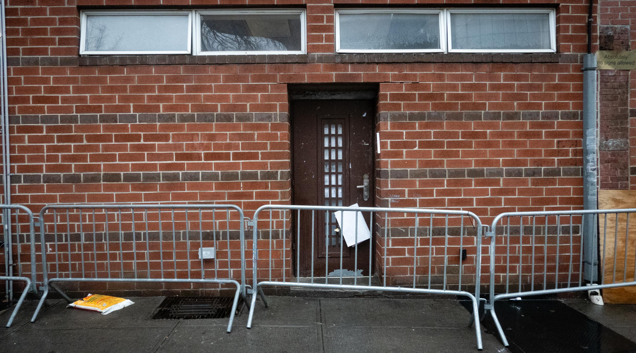 L'entrée d'un bâtiment adjacent au siège du Habad qui a été utilisé pour des fouilles non autorisées, le 9 janvier 2024. Un homme a été vu fuyant la grille métallique à gauche de la porte lors de l'incident.  La grille a depuis été réparée.  (Luc Tress)