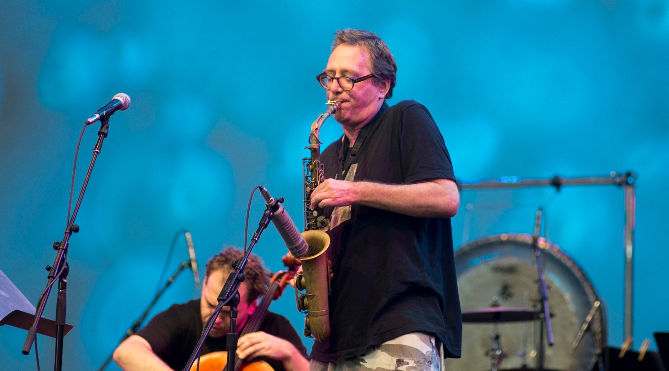 La musique juive d'avant-garde de John Zorn est enfin sur Spotify.  Ses fans restent enfermés dans le débat.
