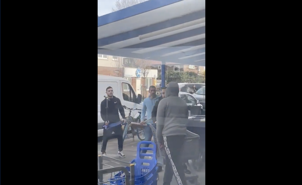 Un homme arrêté après avoir brandi un couteau dans un supermarché casher de Golders Green, Londres