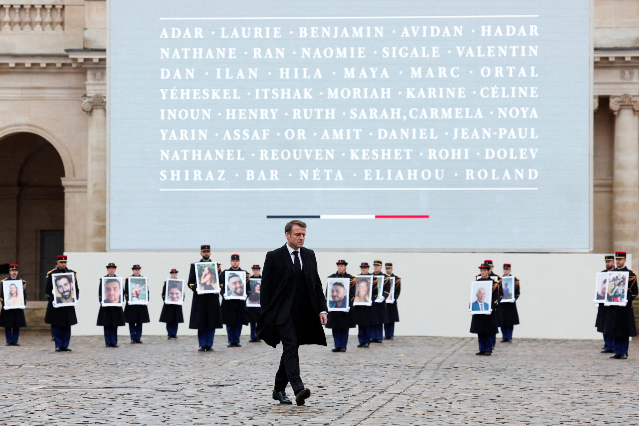 Emmanuel Macron organise une cérémonie en hommage aux 42 victimes françaises de l'attaque du 7 octobre contre Israël