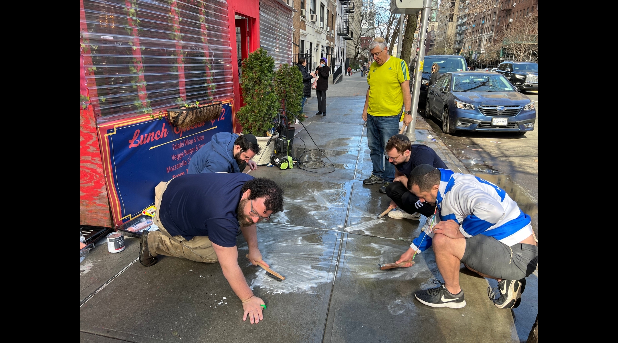 Les habitants de l'UWS font le ménage après qu'Effy's, un café casher du quartier, ait été touché par des graffitis anti-israéliens
