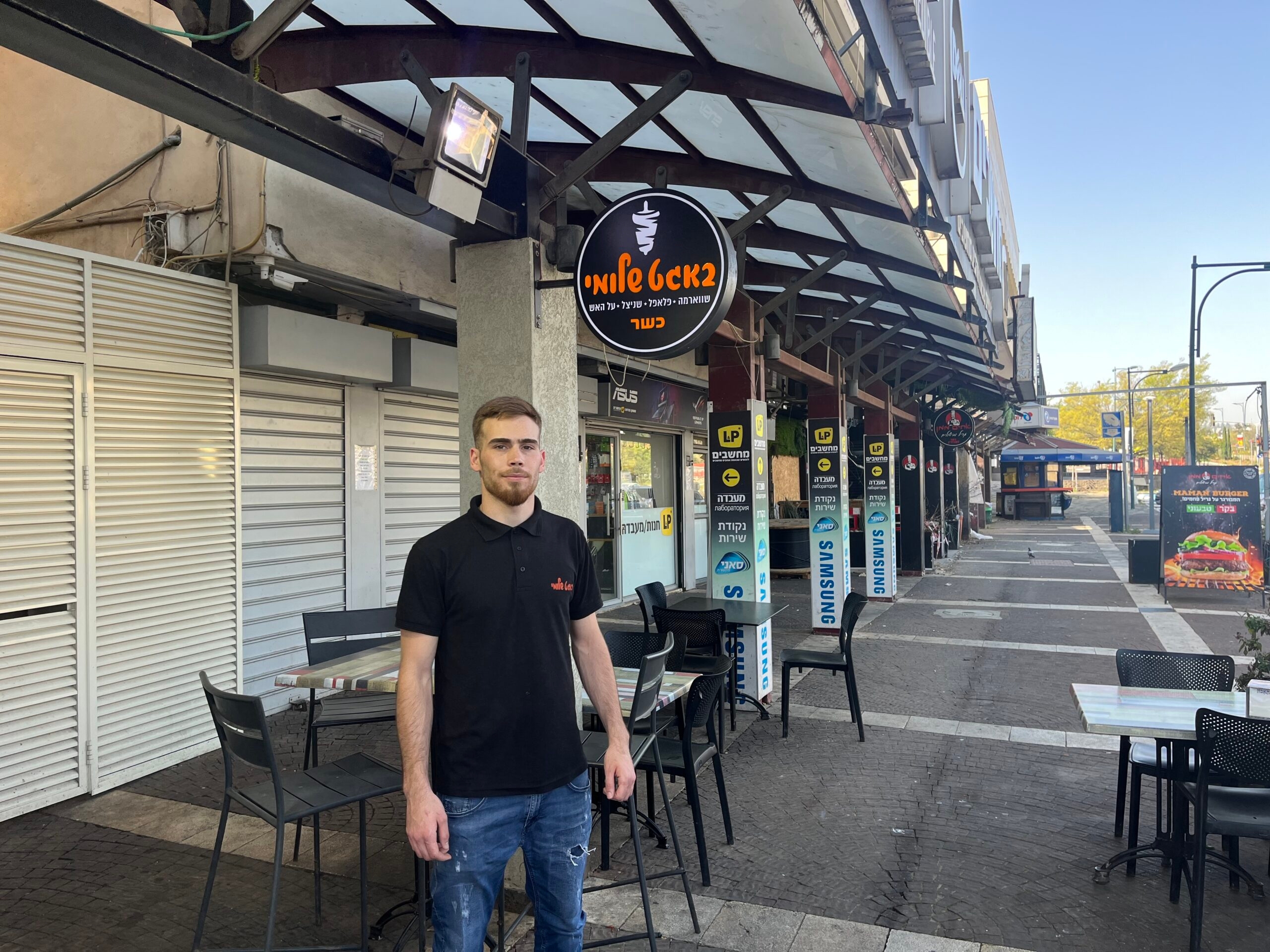 Malgré les missiles et un ordre d'évacuation, la broche continue de tourner dans ce magasin de shawarma du nord d'Israël