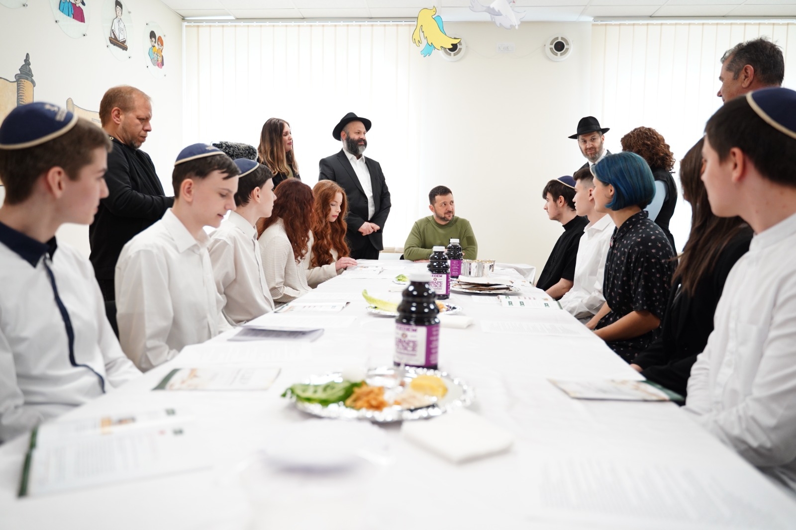 Volodymyr Zelensky visite une école juive de Kiev pour le modèle du Seder de Pâque