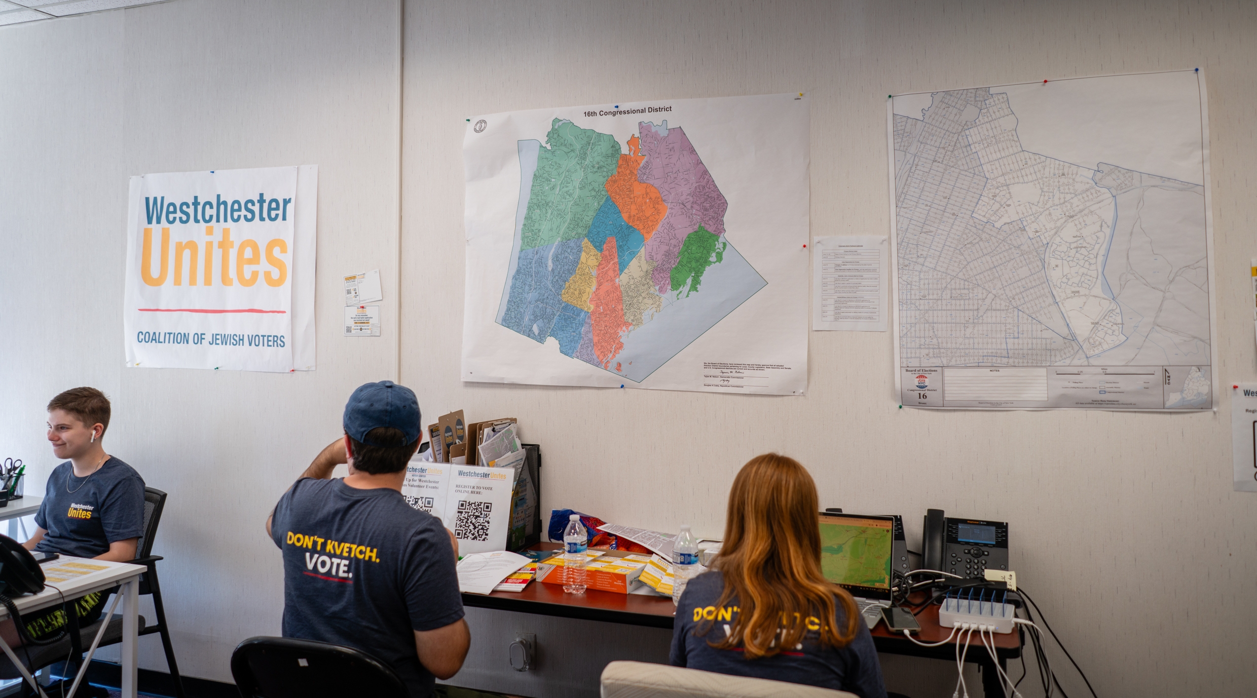 Des bénévoles tiennent les téléphones dans le bureau de Westchester Unites à New Rochelle, New York, le 19 juin 2024. (Luke Tress)