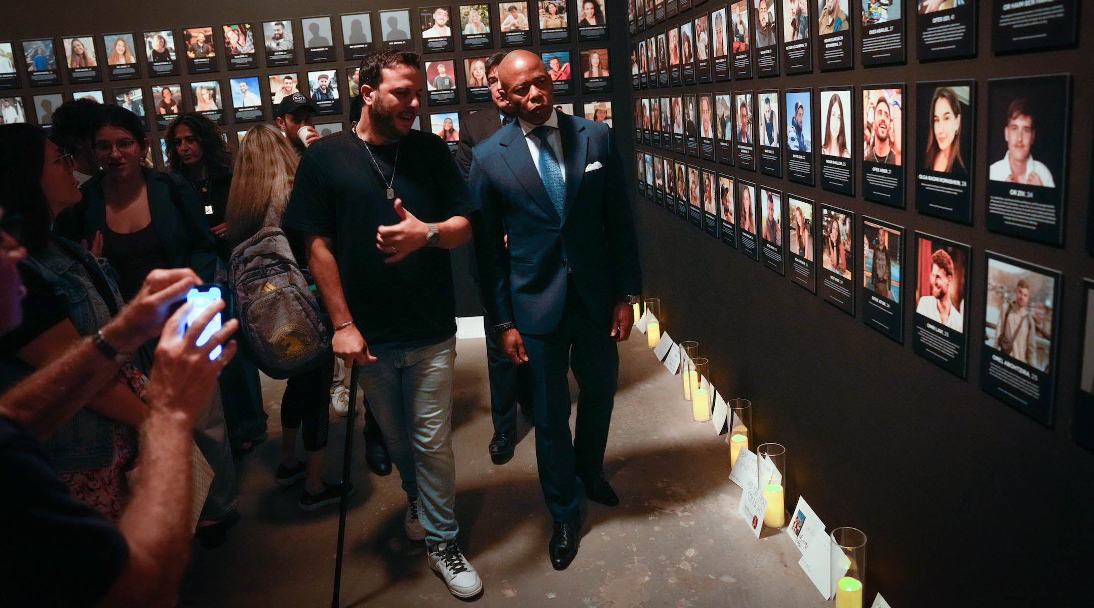 Des milliers de personnes se rendent à l'exposition sur le massacre de Nova à New York suite à une manifestation anti-israélienne à l'extérieur