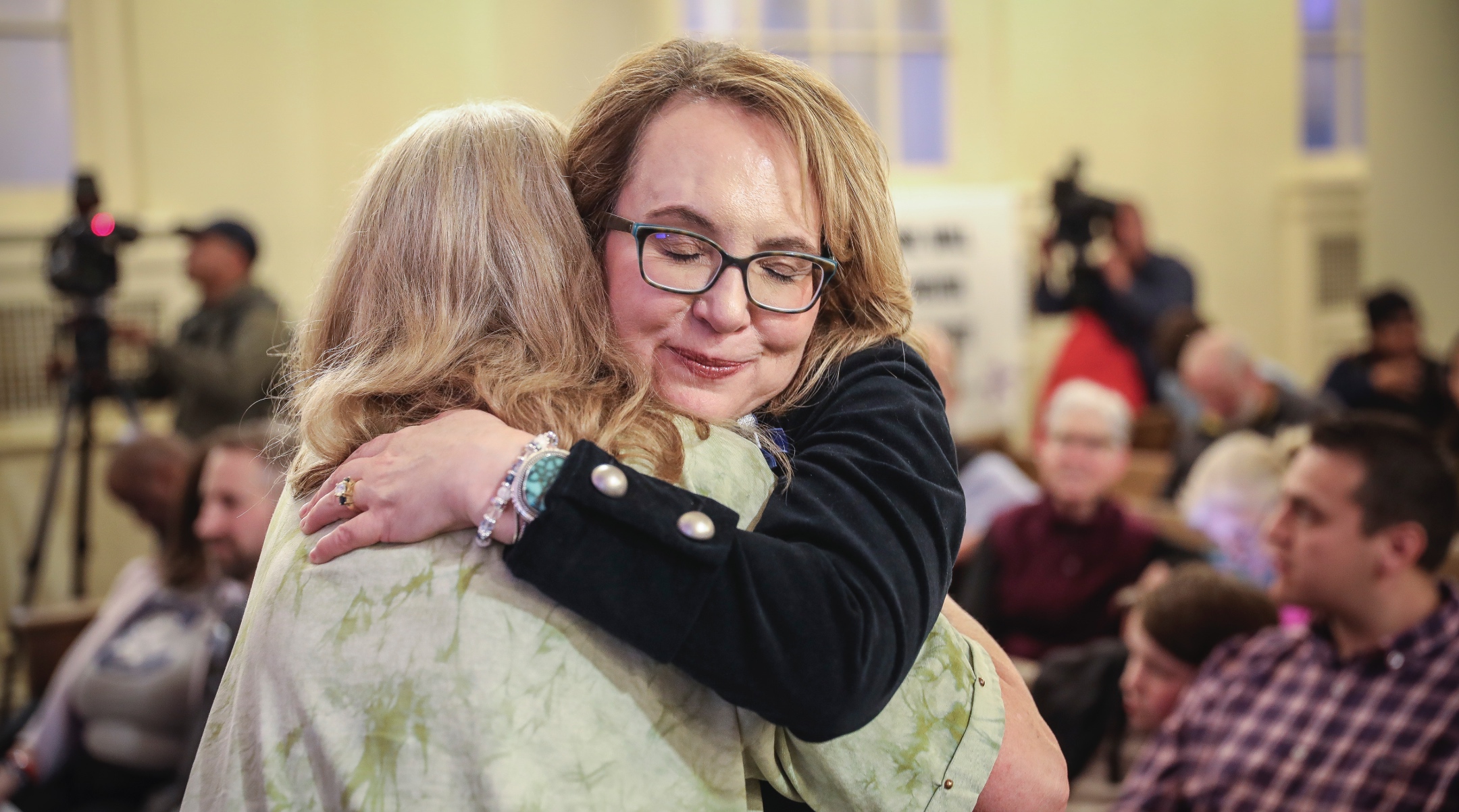 Mark Kelly, un choix potentiel de Harris pour le poste de vice-président, a une épouse juive avec une histoire frappante : Gabby Giffords