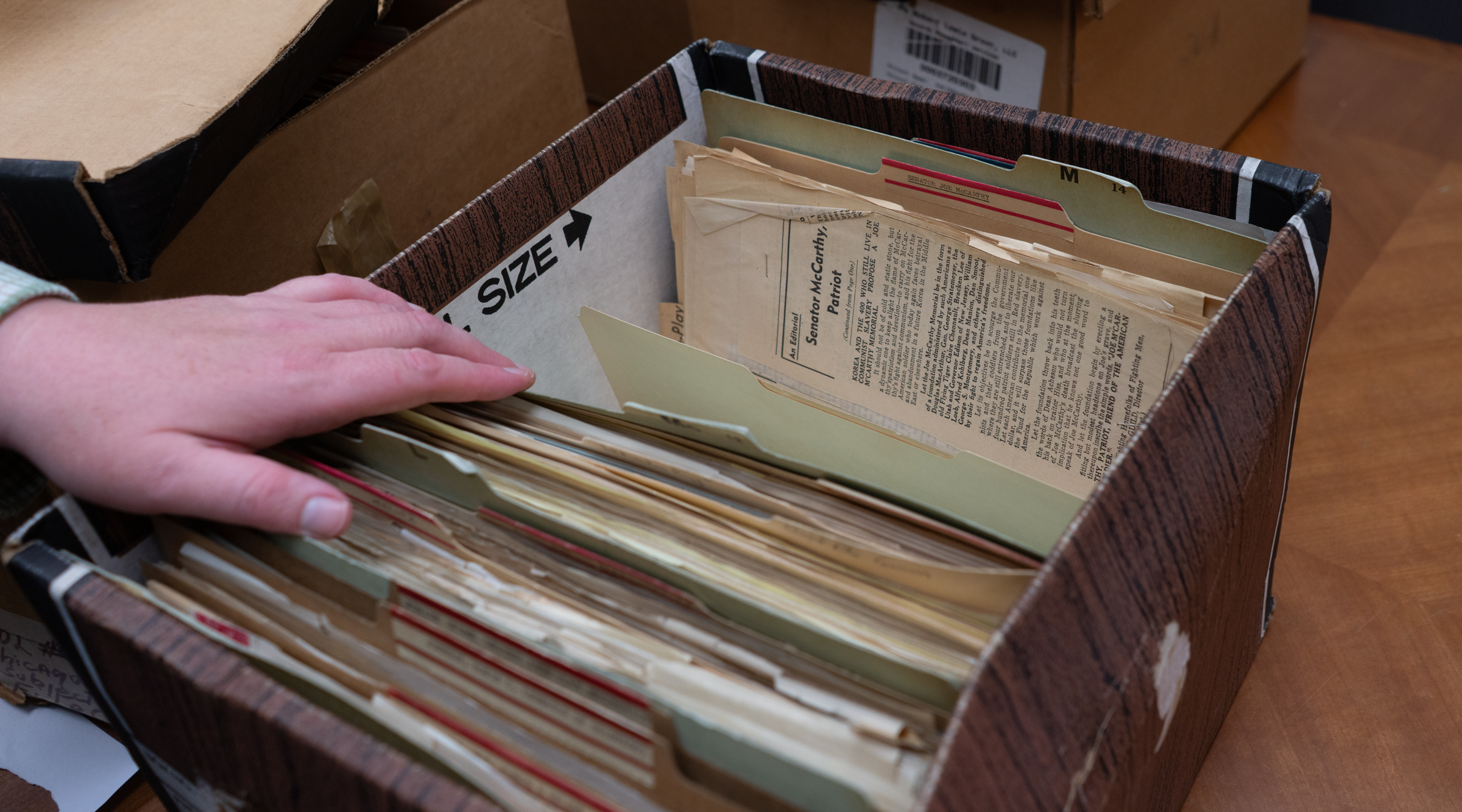 Un dossier sur le sénateur Joe McCarthy dans les archives de l'ADL. (Luke Tress)