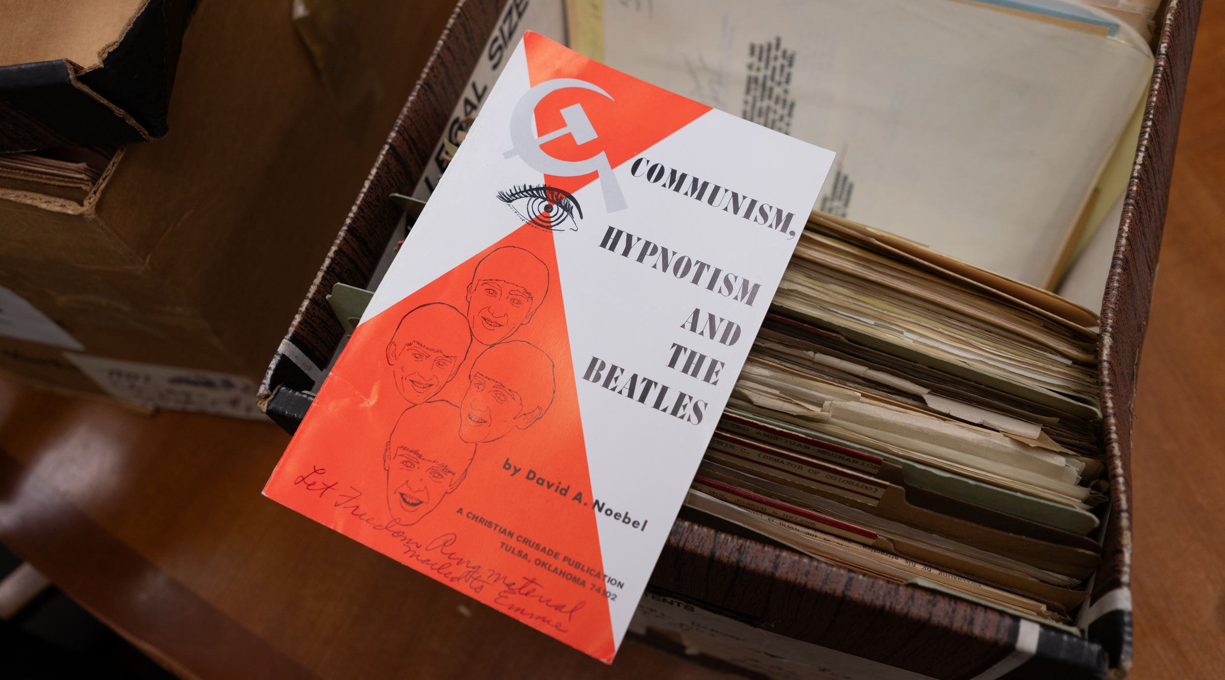 Un livret d'avertissement contre l'influence communiste des Beatles, extrait des archives de l'ADL. (Luke Tress)