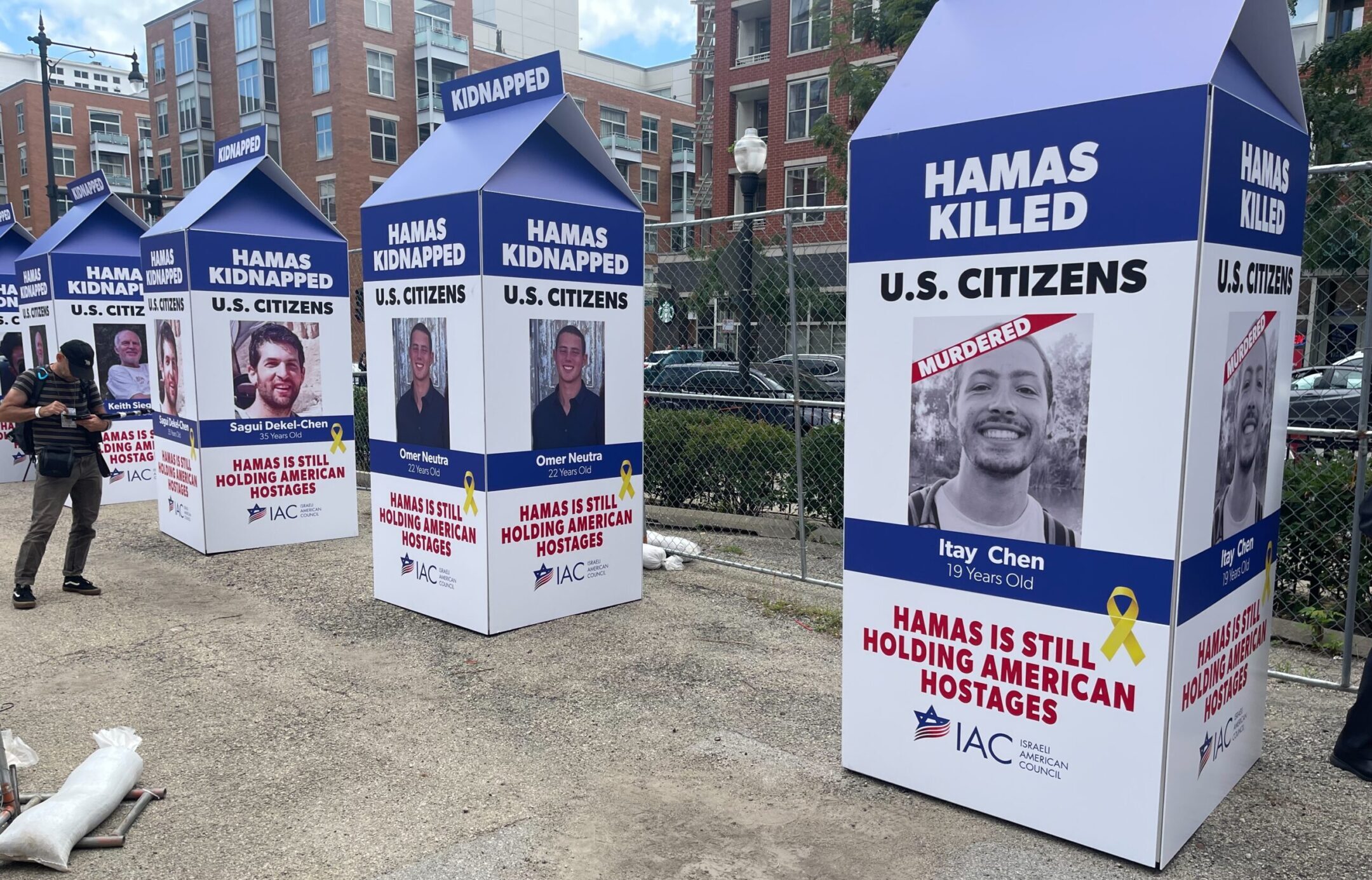 Sur la place des otages de Chicago, à 1,6 km du DNC, une réflexion silencieuse vise à couvrir les manifestations plus bruyantes