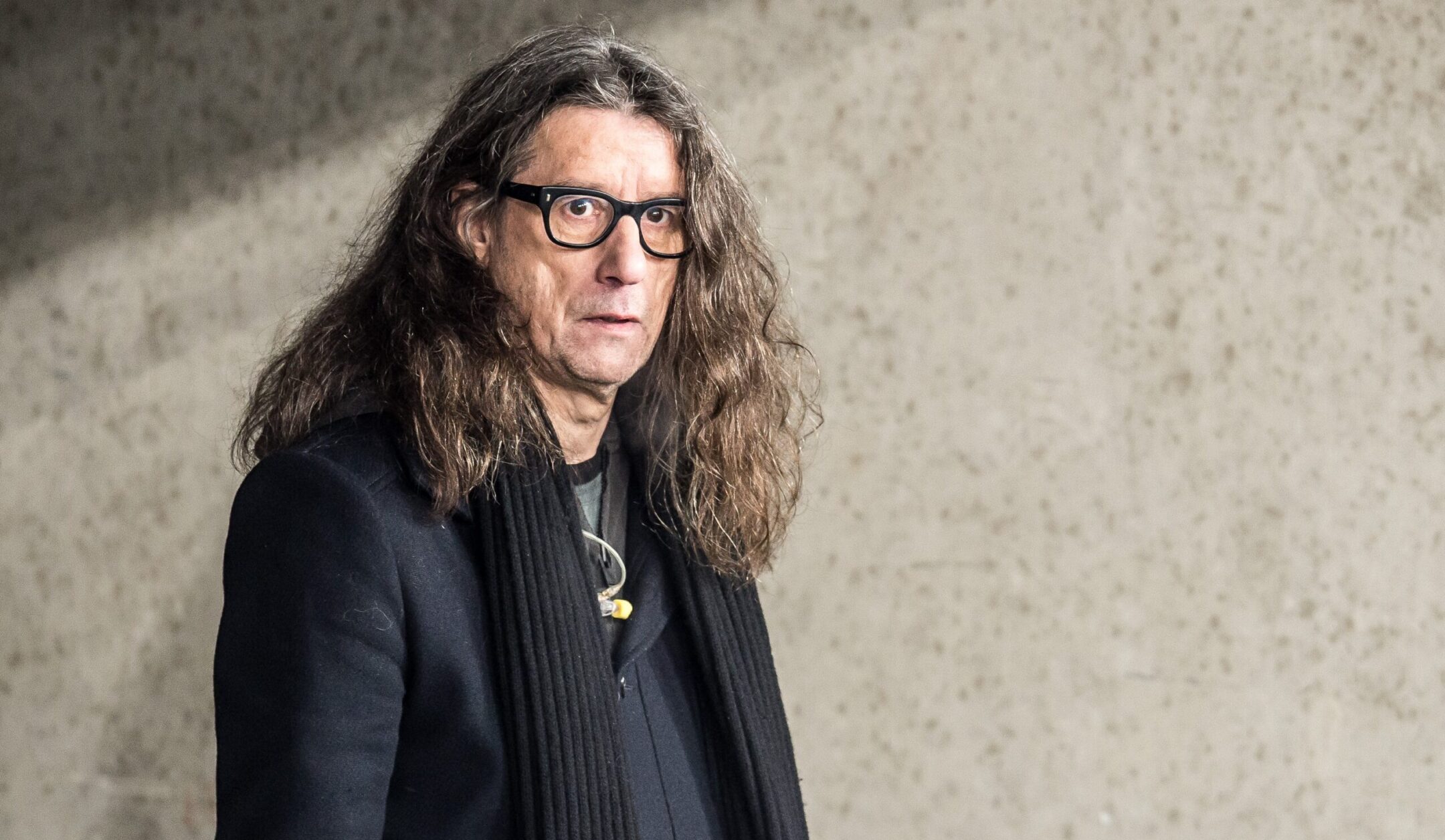 Un écrivain belge célèbre a écrit qu'il voulait « enfoncer un couteau bien aiguisé » dans le corps de chaque Juif qu'il rencontrerait. Il a qualifié cette phrase de satire.