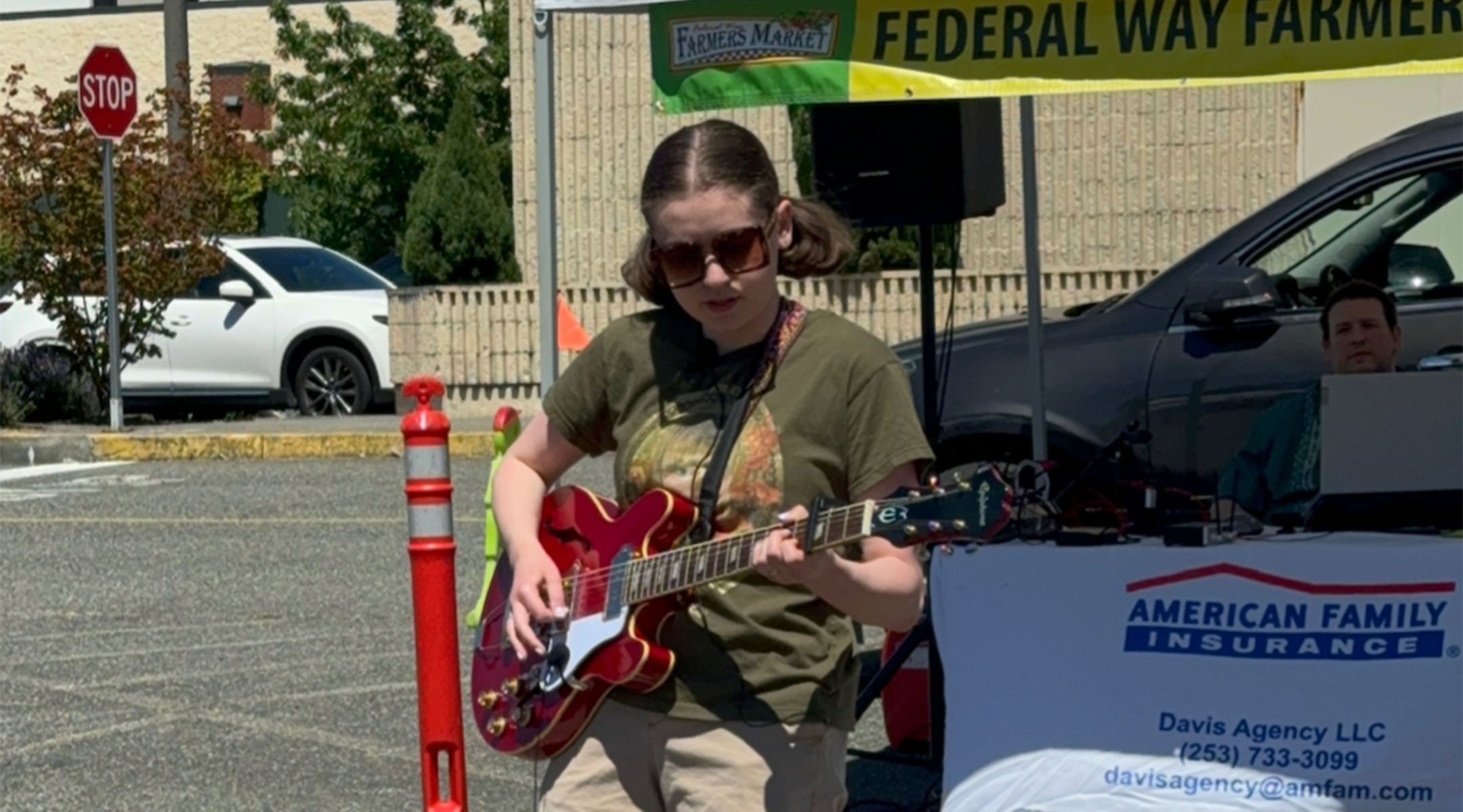 Alinea Kirshenbaum joue de la guitare